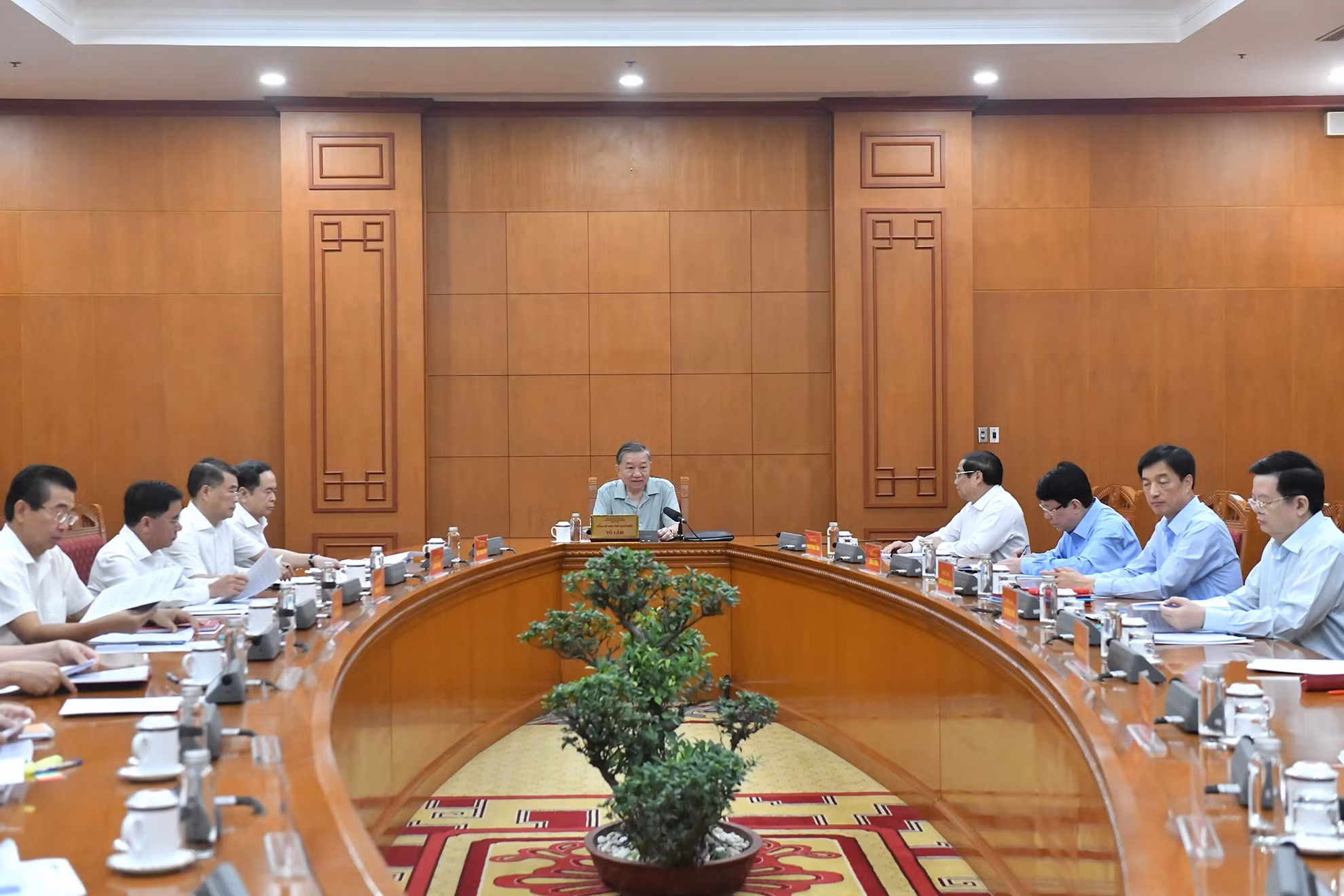 苏林总书记、国家主席主持召开越共十四大人事小组会议。