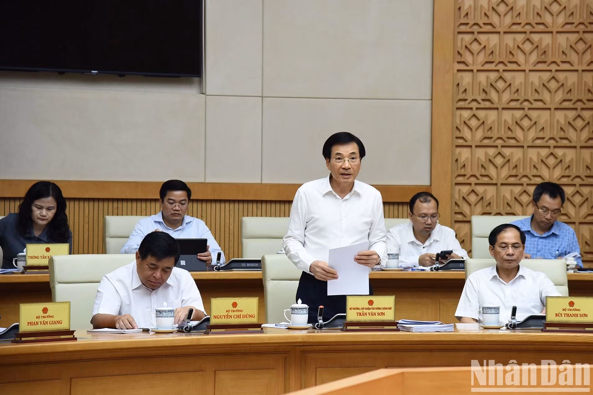 越南政府办公厅主任陈文山部长在会上发表讲话。