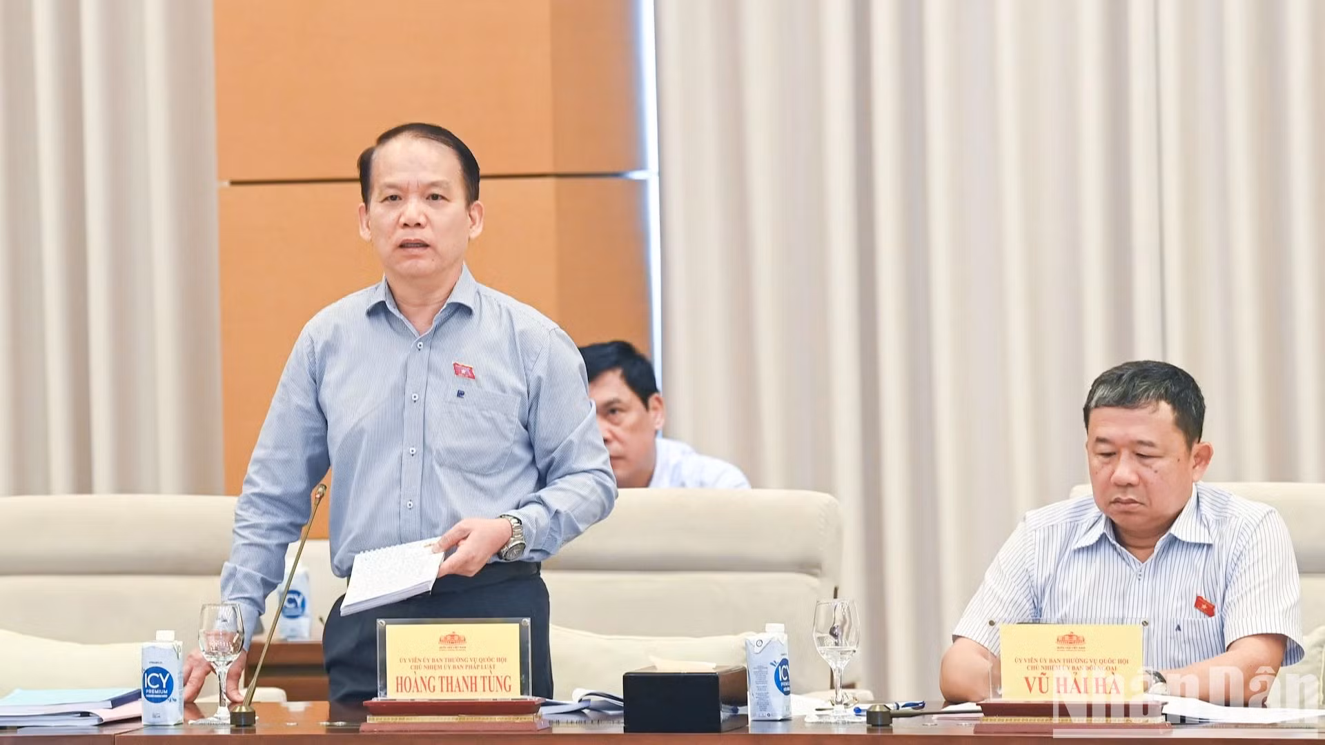 国会法律委员会主任黄青松在会上发表讲话。
