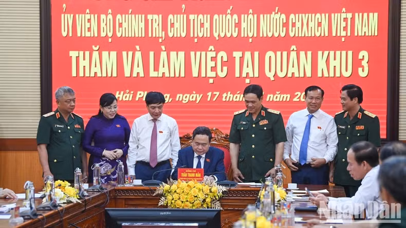 国会主席陈青敏亲笔书写第三军区的传统金书。