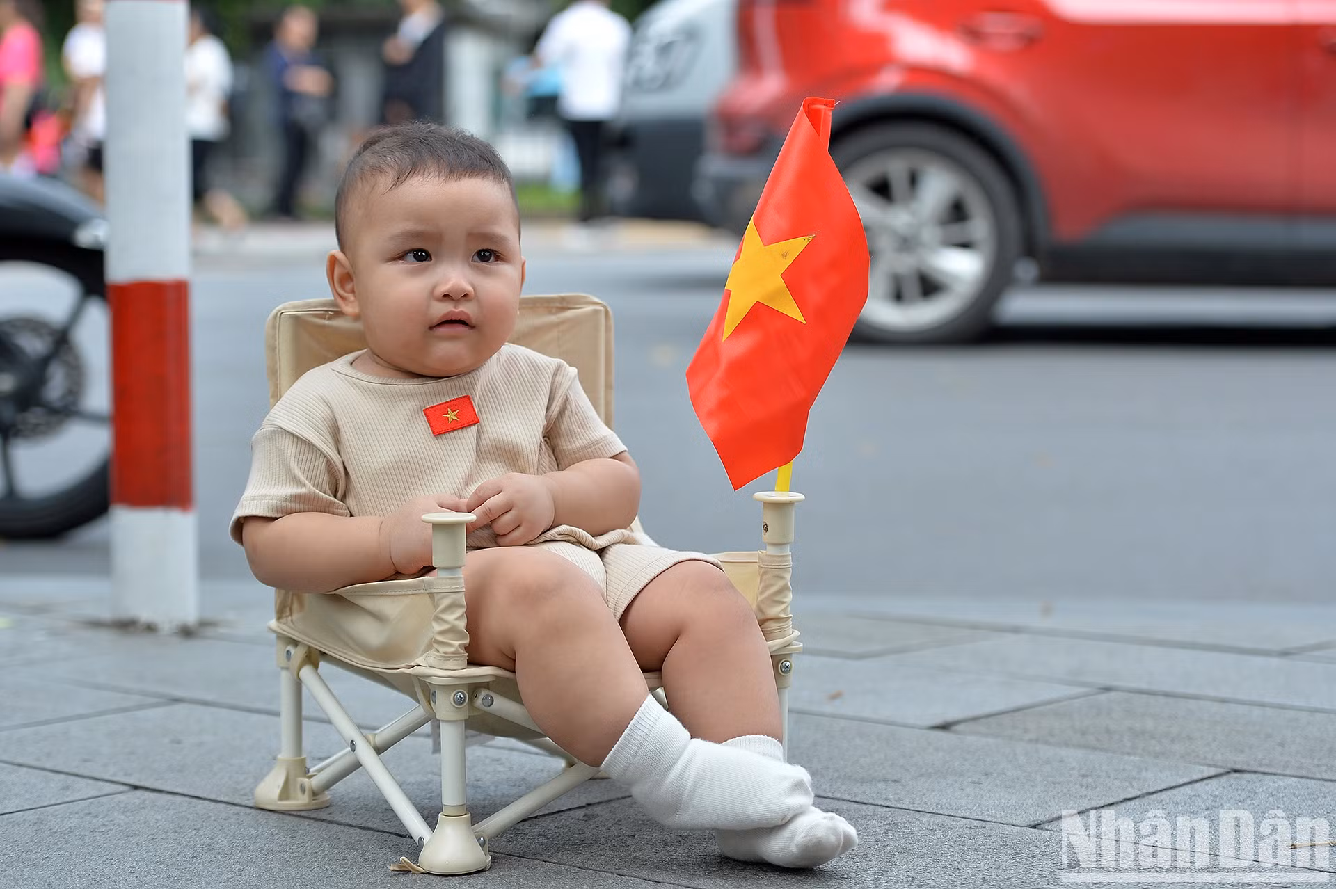 “小公民”们被父母带着漫步街头,胸前佩戴着国旗。 “小公民”们被父母带着漫步街头,胸前佩戴着国旗。