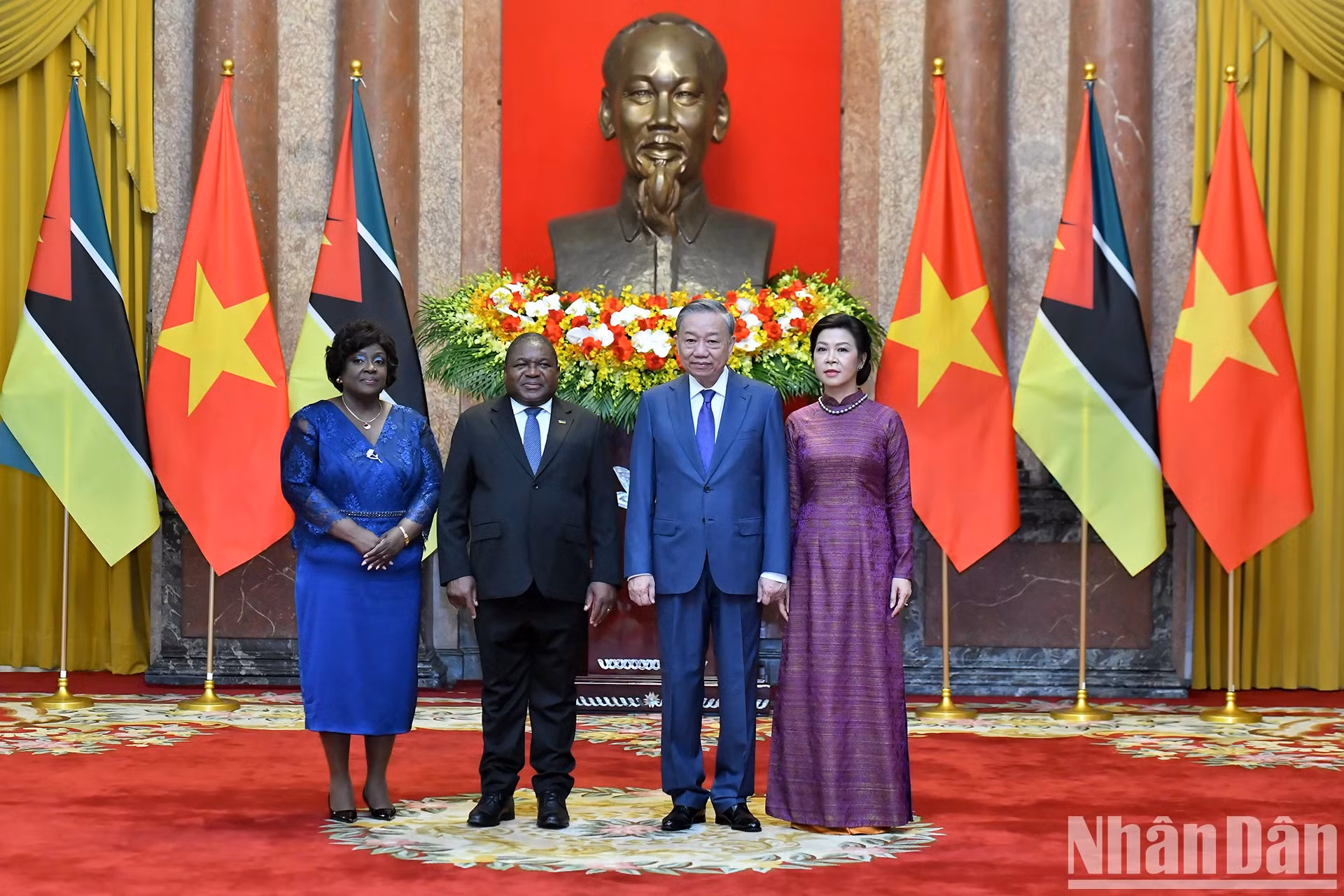 越共中央总书记、越南国家主席苏林携夫人与莫桑比克共和国总统菲利佩·雅辛托·纽西携夫人。