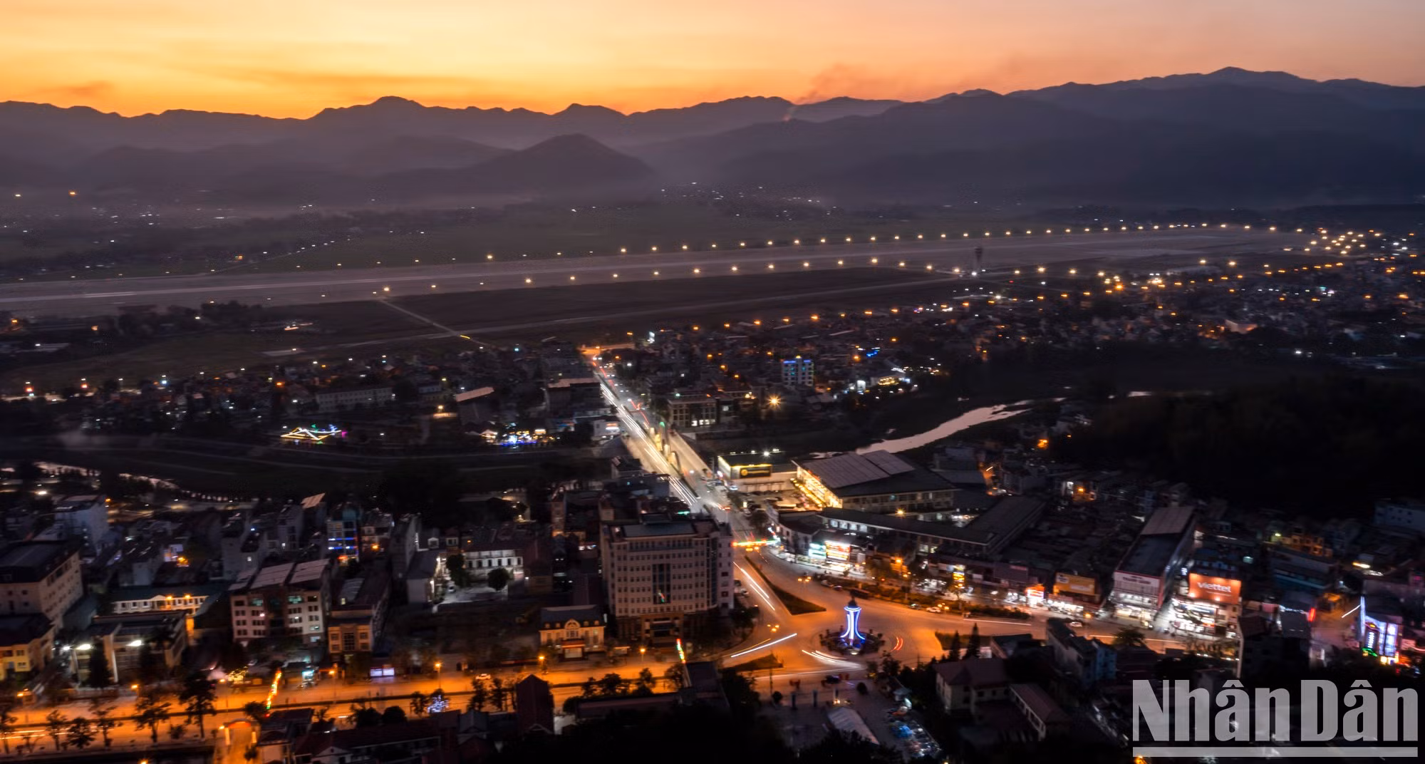 奠边府市夜景。