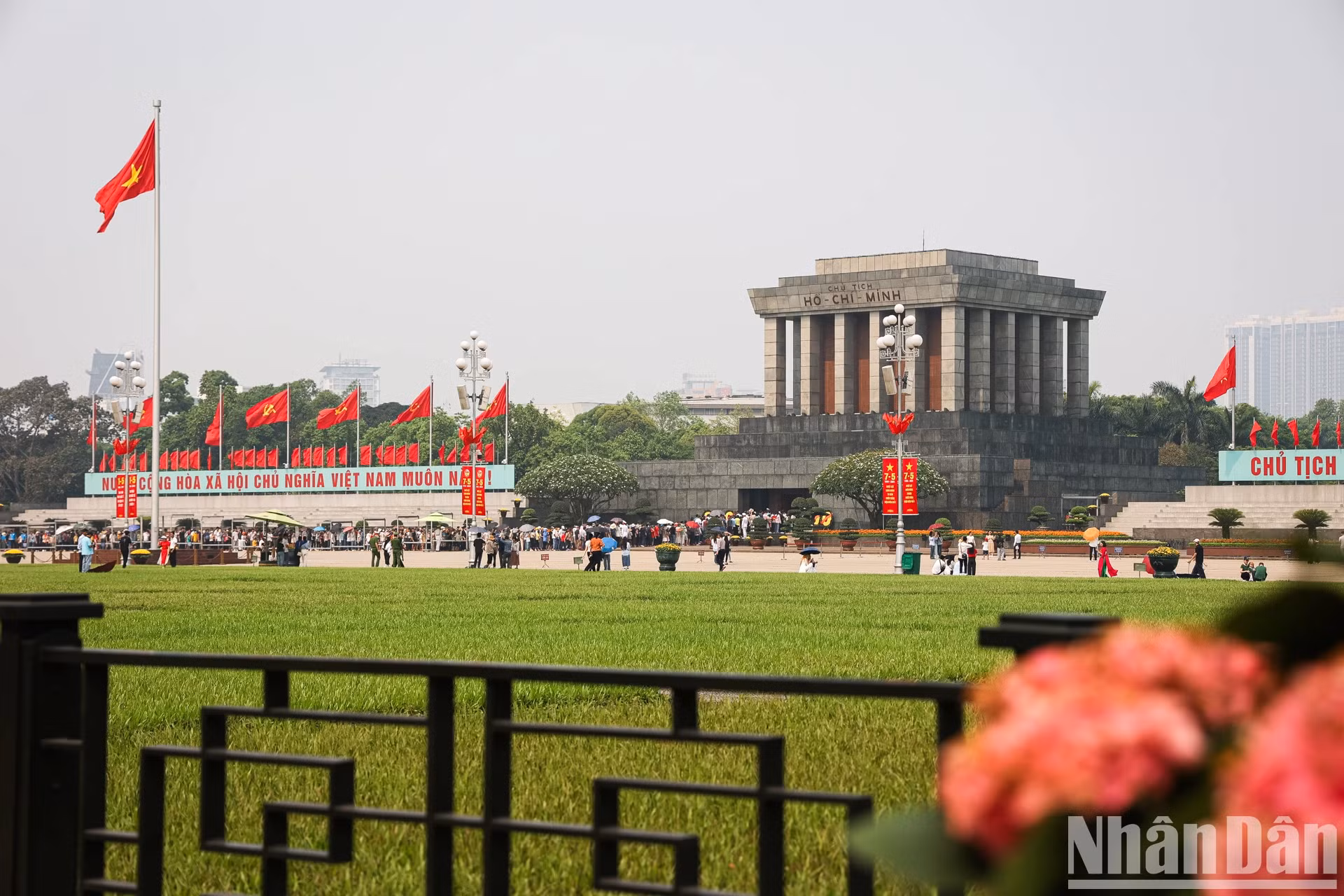 胡志明陵是4月30日众多游客参观的地方之一。