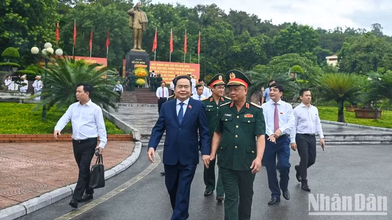 国会主席陈青敏走访第三军区司令部。