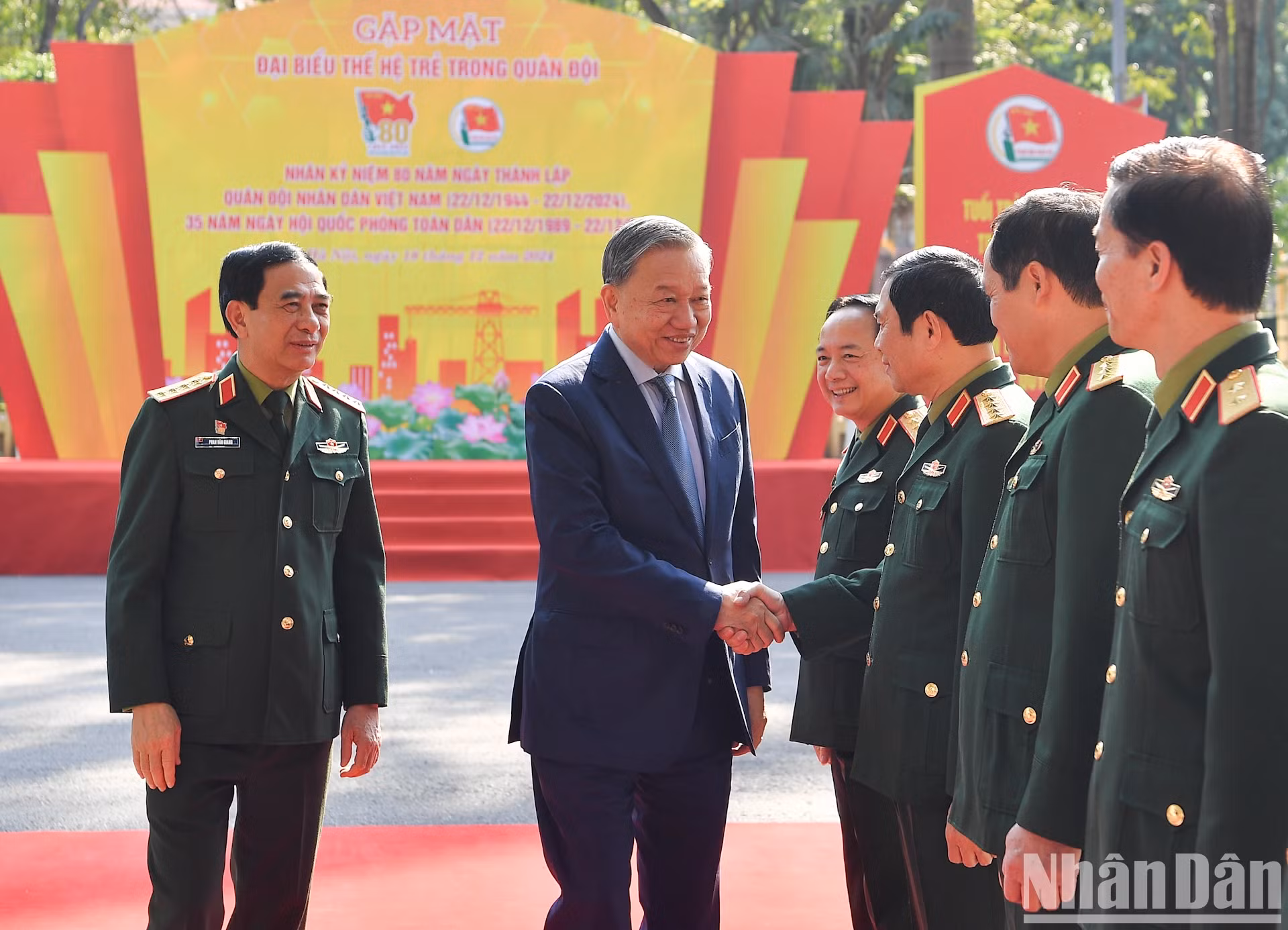 苏林总书记与国防部领导代表。