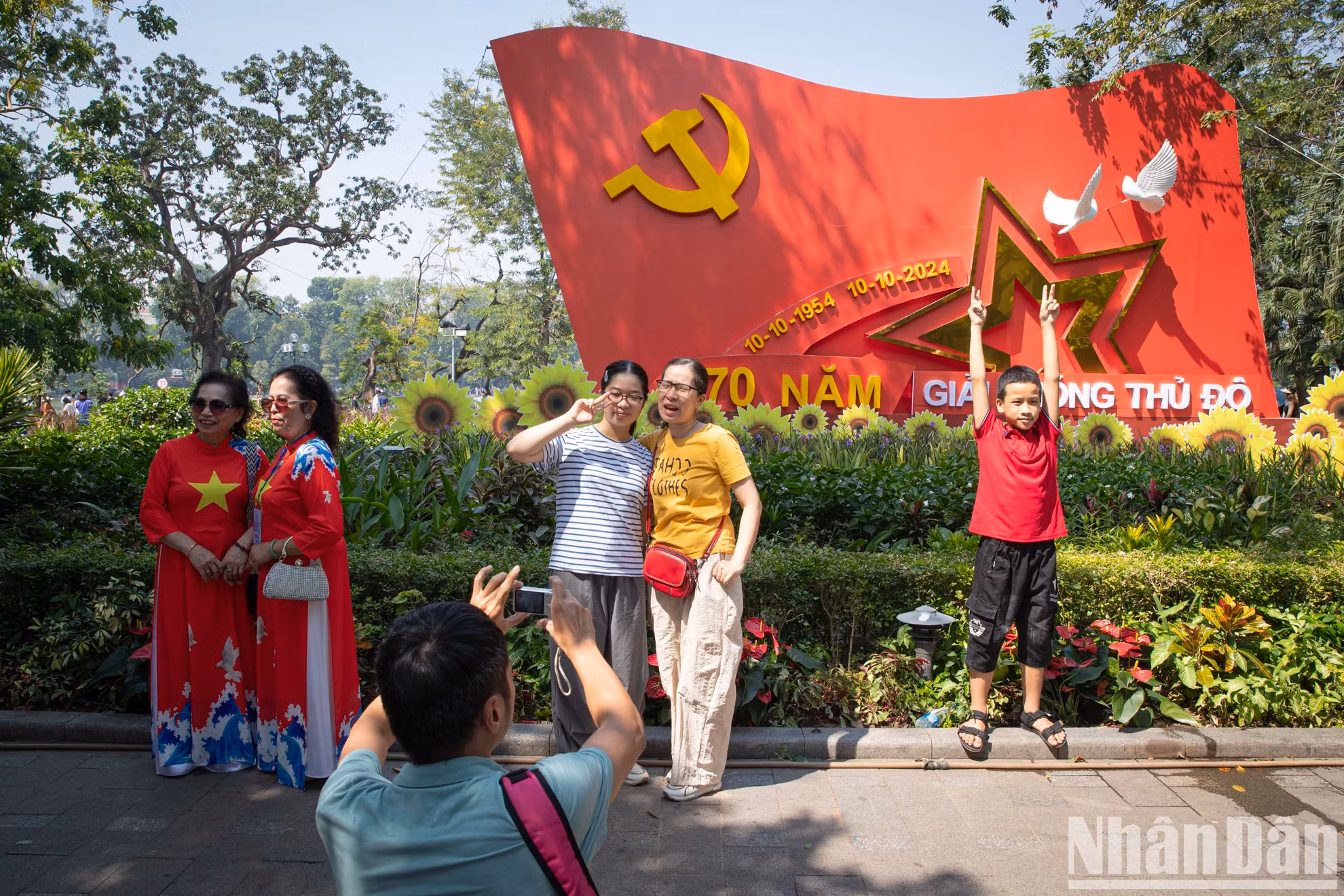 人民与庆祝首都解放70周年的微缩模型合影。