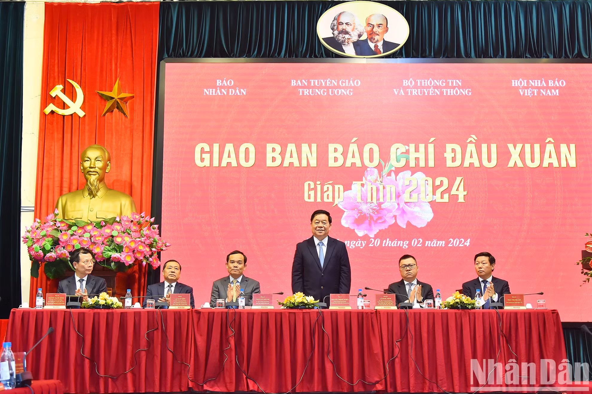 越共中央宣教部部长阮重义、越南政府副总理陈流光以及中央宣教部、通信与传媒部、《人民报》社、越南新闻工作者协会等领导主持会议。 越共中央宣教部部长阮重义、越南政府副总理陈流光以及中央宣教部、通信与传媒部、《人民报》社、越南新闻工作者协会等领导主持会议。