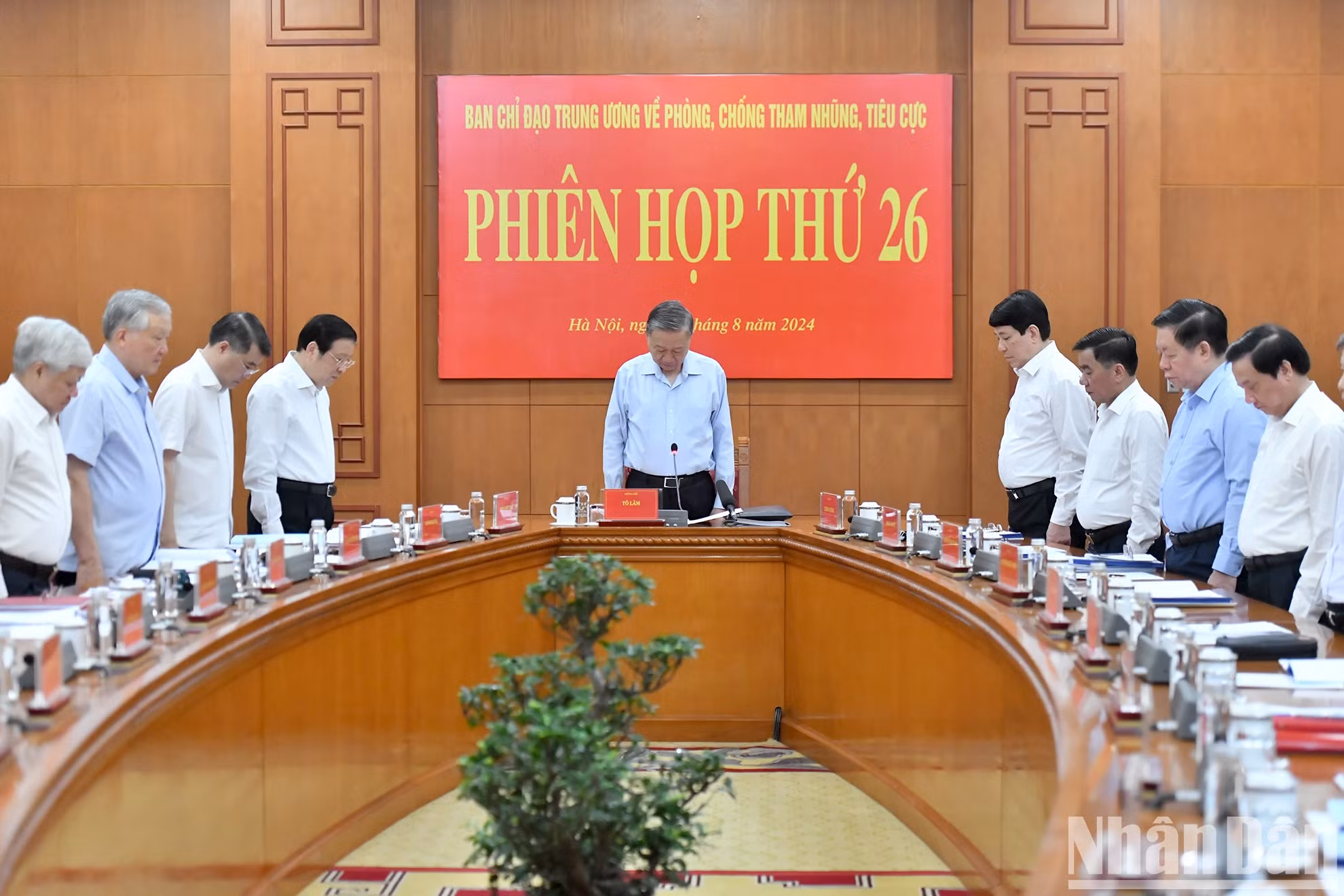 越共中央总书记、国家主席苏林以及各位党和国家领导人默哀一分钟，缅怀已故总书记阮富仲。