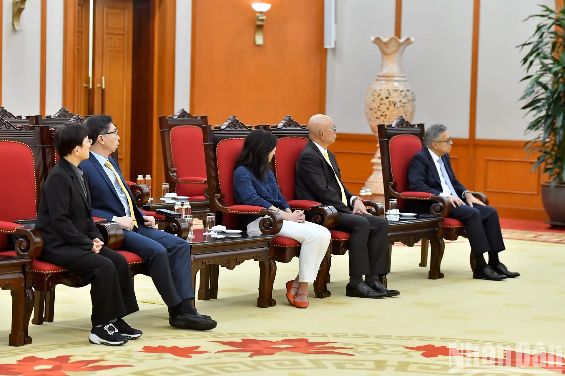 各位代表出席会见。