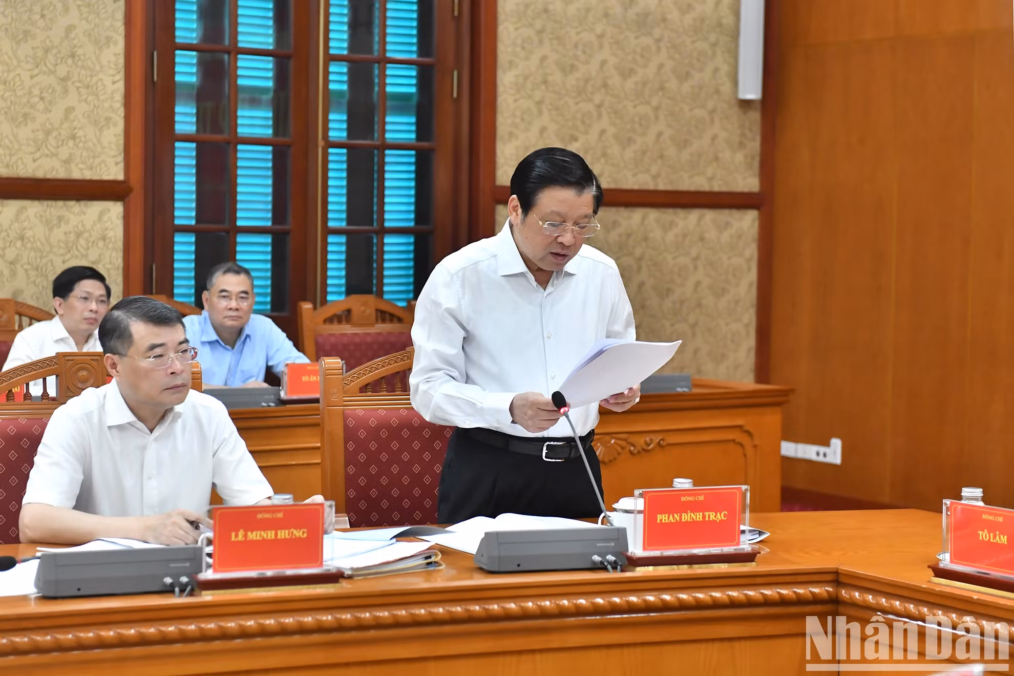 越共中央政治局委员、中央内政部部长潘廷镯在会上作报告。