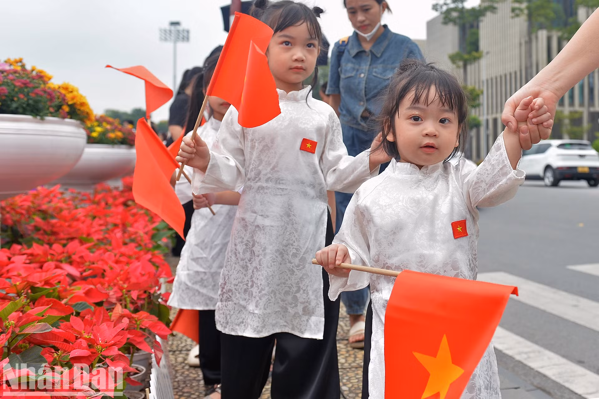 在胡志明主席陵地区,不少“小公民”被父母、老师带来欢庆独立日。 在胡志明主席陵地区,不少“小公民”被父母、老师带来欢庆独立日。