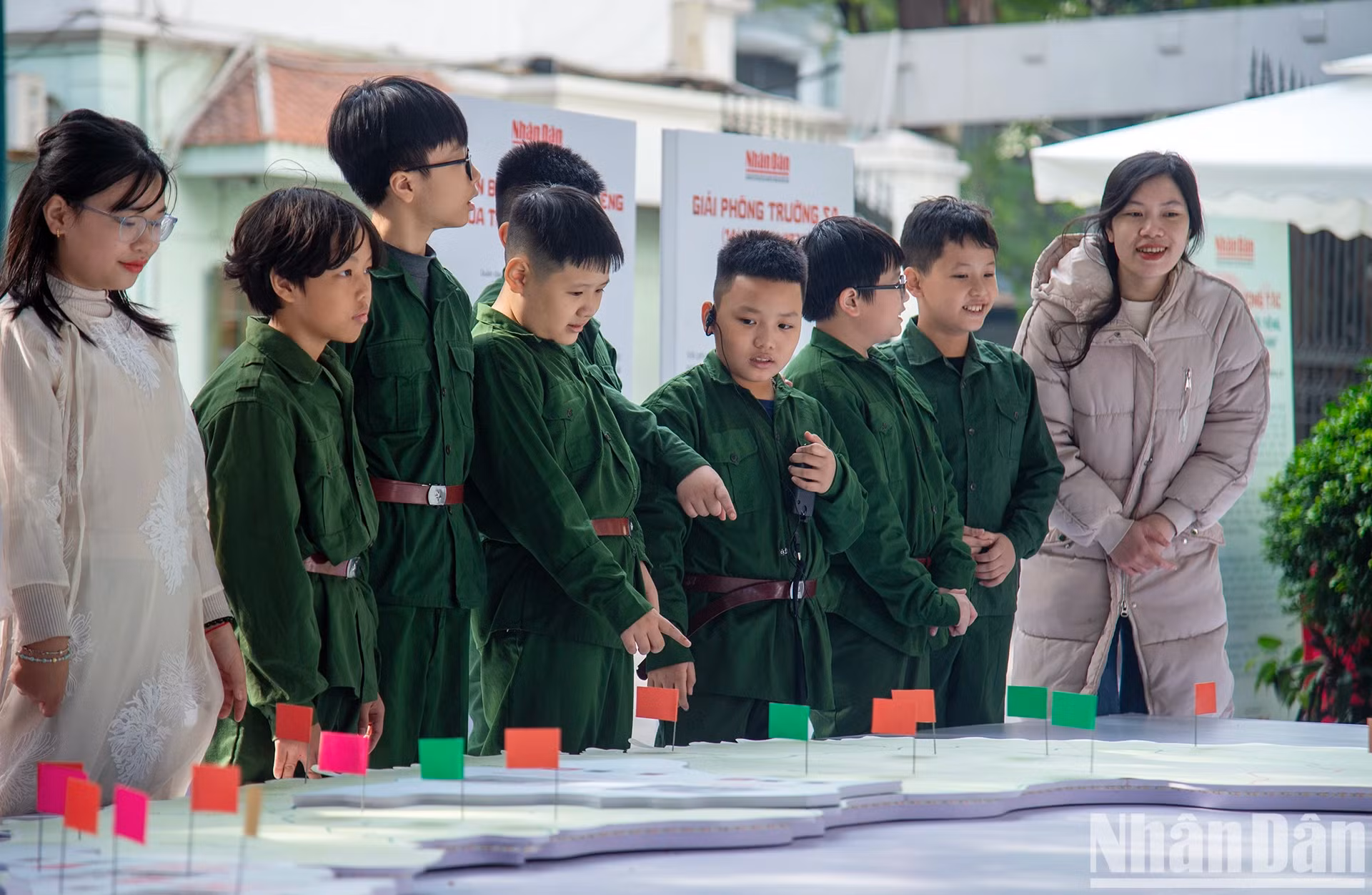 河内还剑郡阮伯玉小学的学生参观展览。