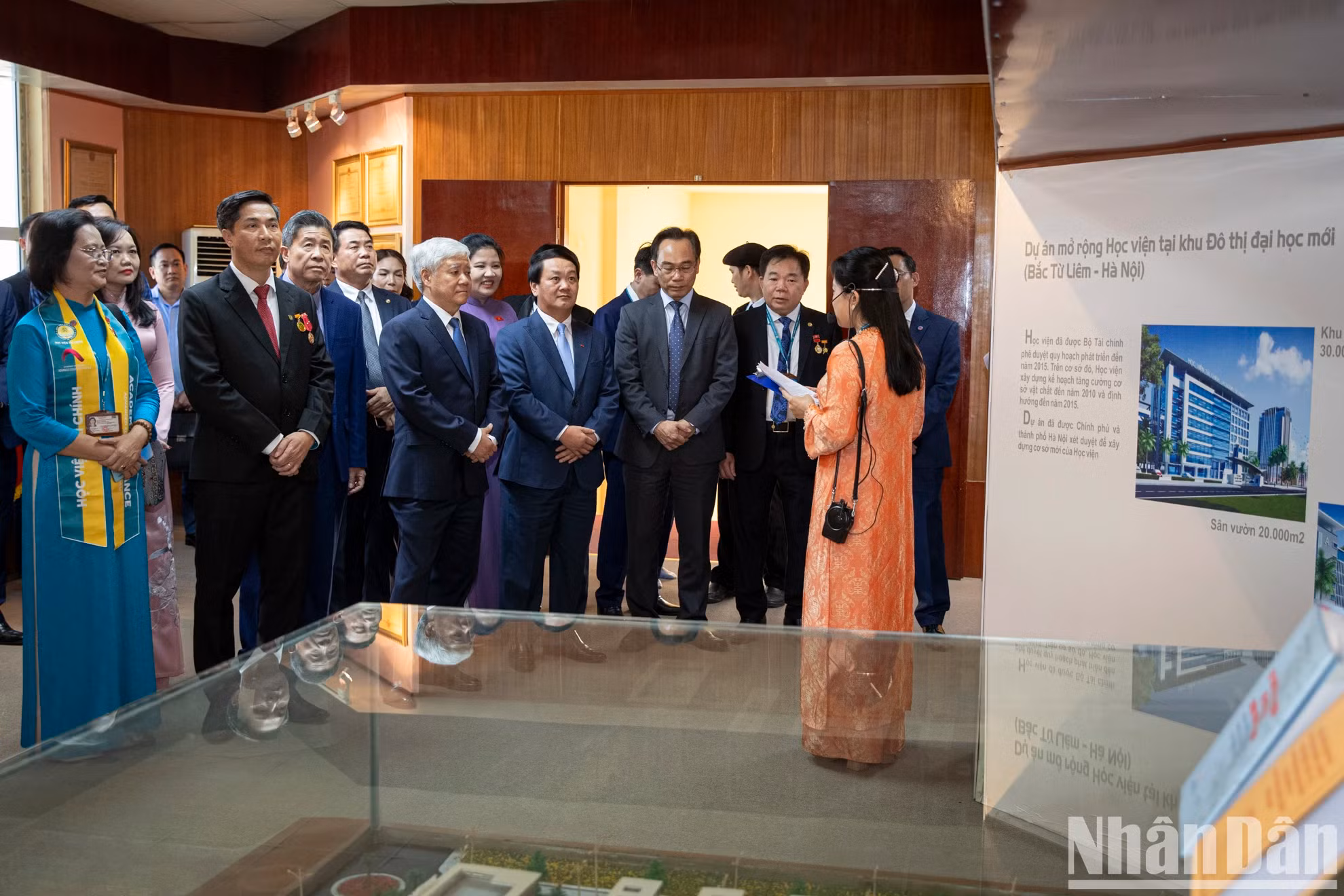 代表团参观财政学院的历史展示厅。