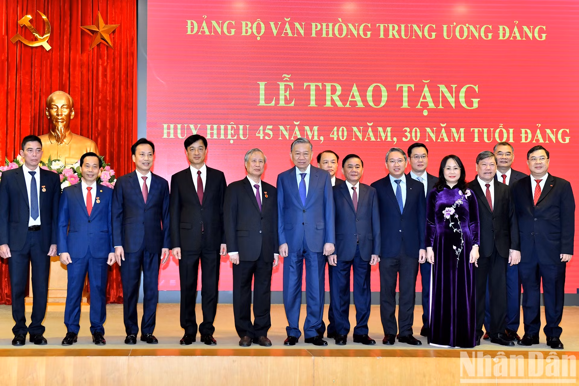 苏林总书记同各位代表合影。