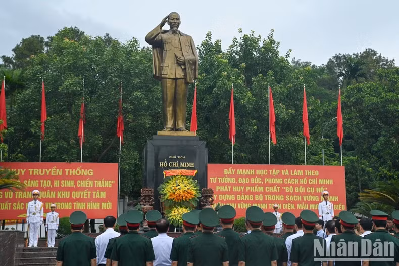 国会主席陈青敏及代表团成员向第三军区司令部胡志明主席纪念台敬献鲜花。
