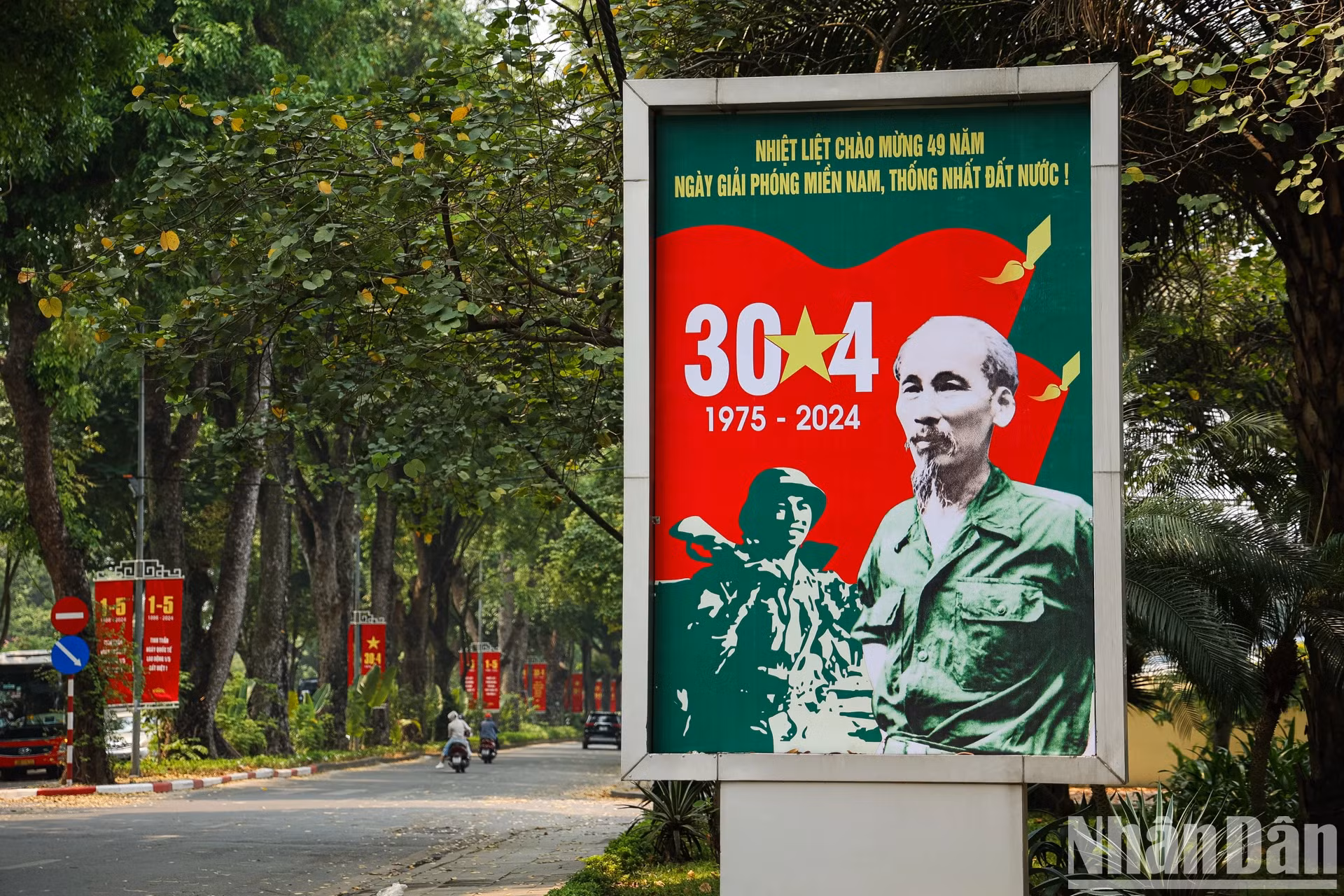 河内的大街小巷处处洋溢着国家统一的气氛。