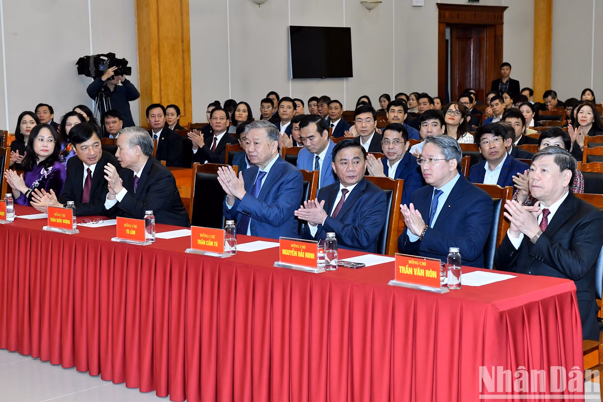 苏林总书记以及各位代表出席仪式。