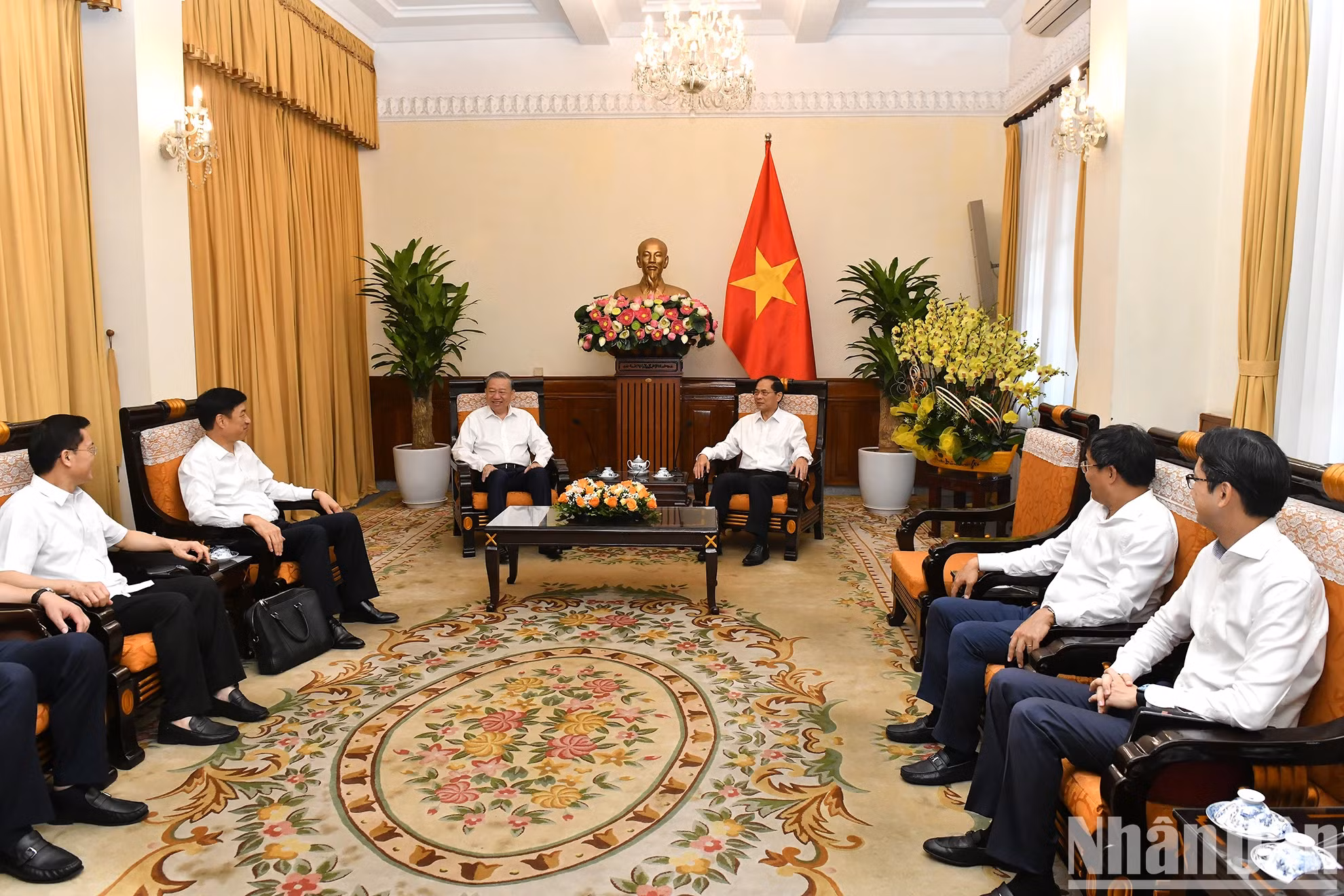 苏林总书记、国家主席会见外交部党委干部。