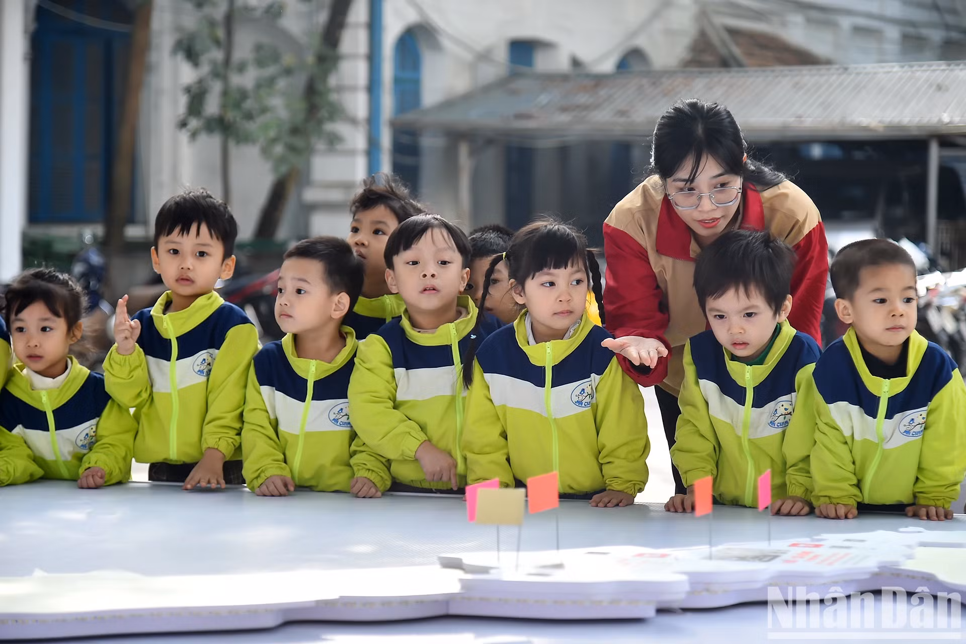海内市还剑郡小鸟幼儿园的师生参观“著名战役与杰出将领”互动展。