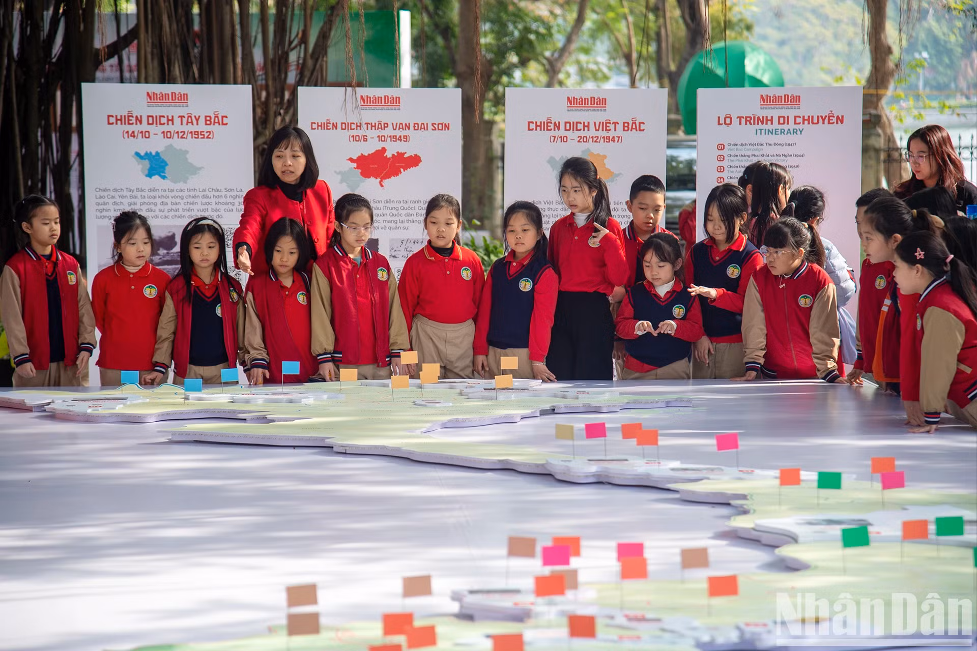 还剑郡长安小学师生参观互动展。
