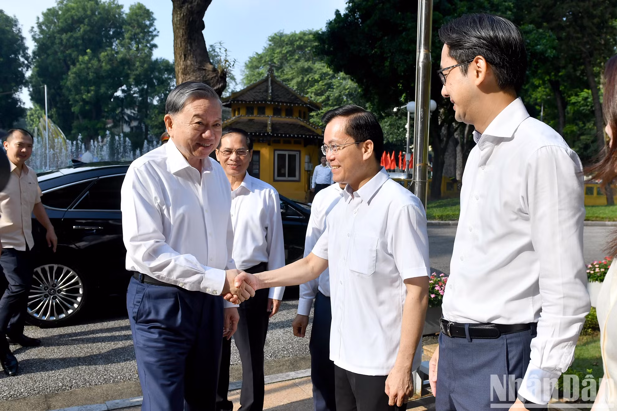 苏林总书记、国家主席与外交部党委干部。