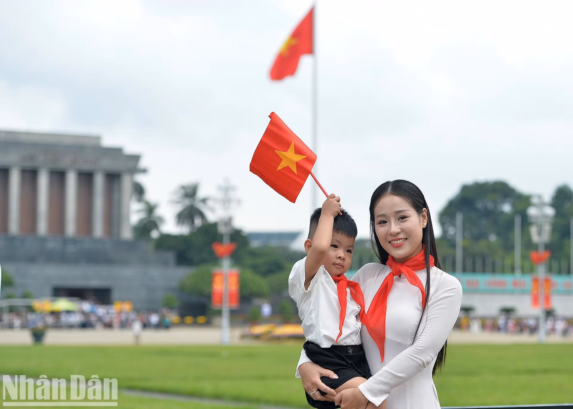 不仅是孩子,家长们也自豪地在脖子上系上红领巾。 不仅是孩子,家长们也自豪地在脖子上系上红领巾。