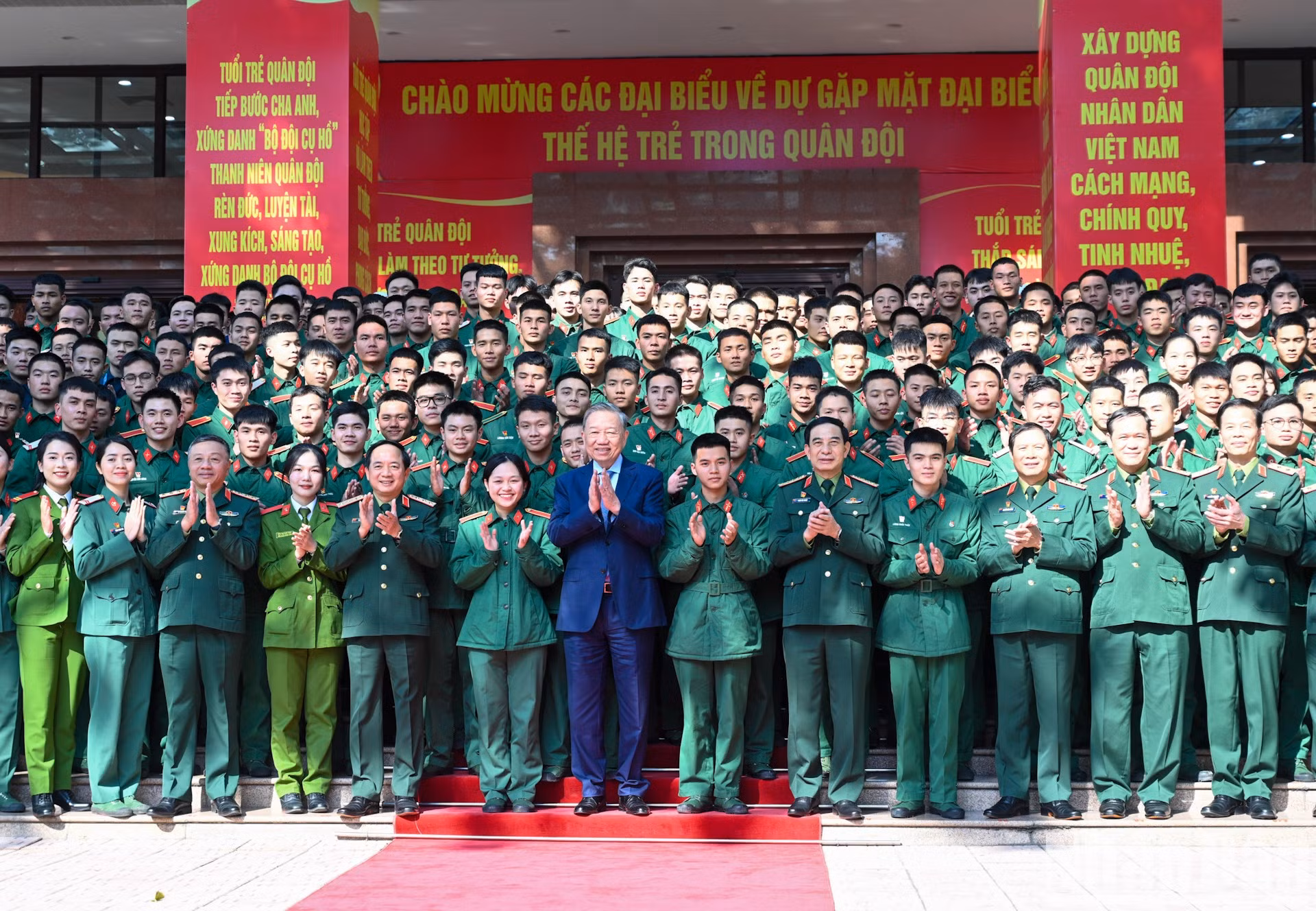 苏林总书记与国防部领导和各位代表。