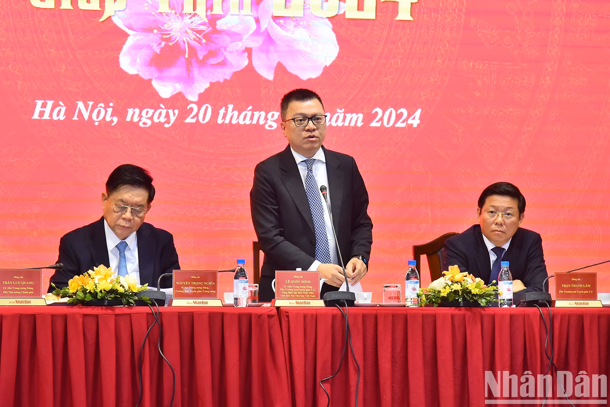 越共中央委员、《人民报》社总编辑、中央宣教部副部长、越南新闻工作者协会主席黎国明在会上发表讲话。 越共中央委员、《人民报》社总编辑、中央宣教部副部长、越南新闻工作者协会主席黎国明在会上发表讲话。