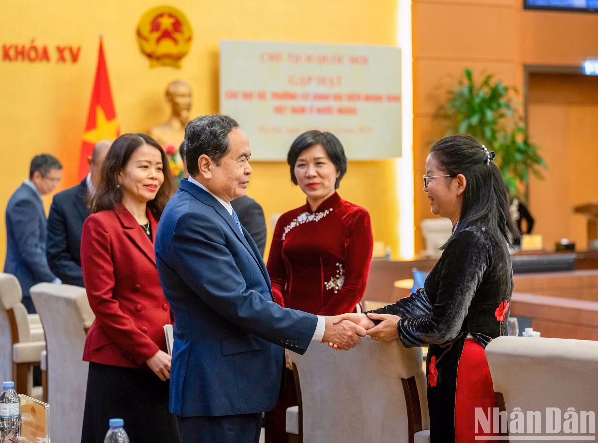 国会主席陈青敏与越南驻外大使和代表机构负责人。