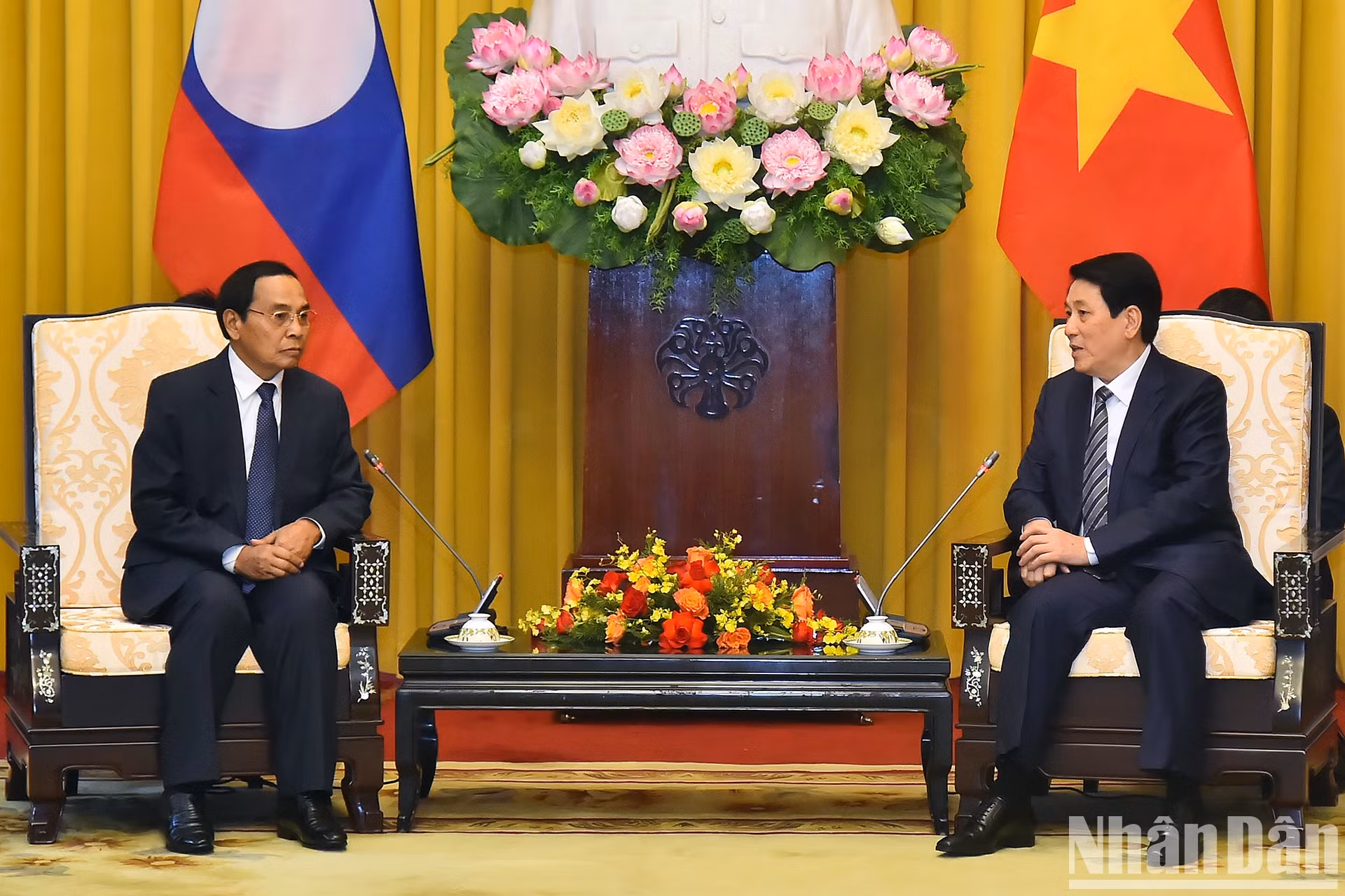 越南国家主席梁强会见老挝人民革命党中央政治局委员、中央书记处常务书记兼老挝国家副主席本通·吉玛尼。 越南国家主席梁强会见老挝人民革命党中央政治局委员、中央书记处常务书记兼老挝国家副主席本通·吉玛尼。
