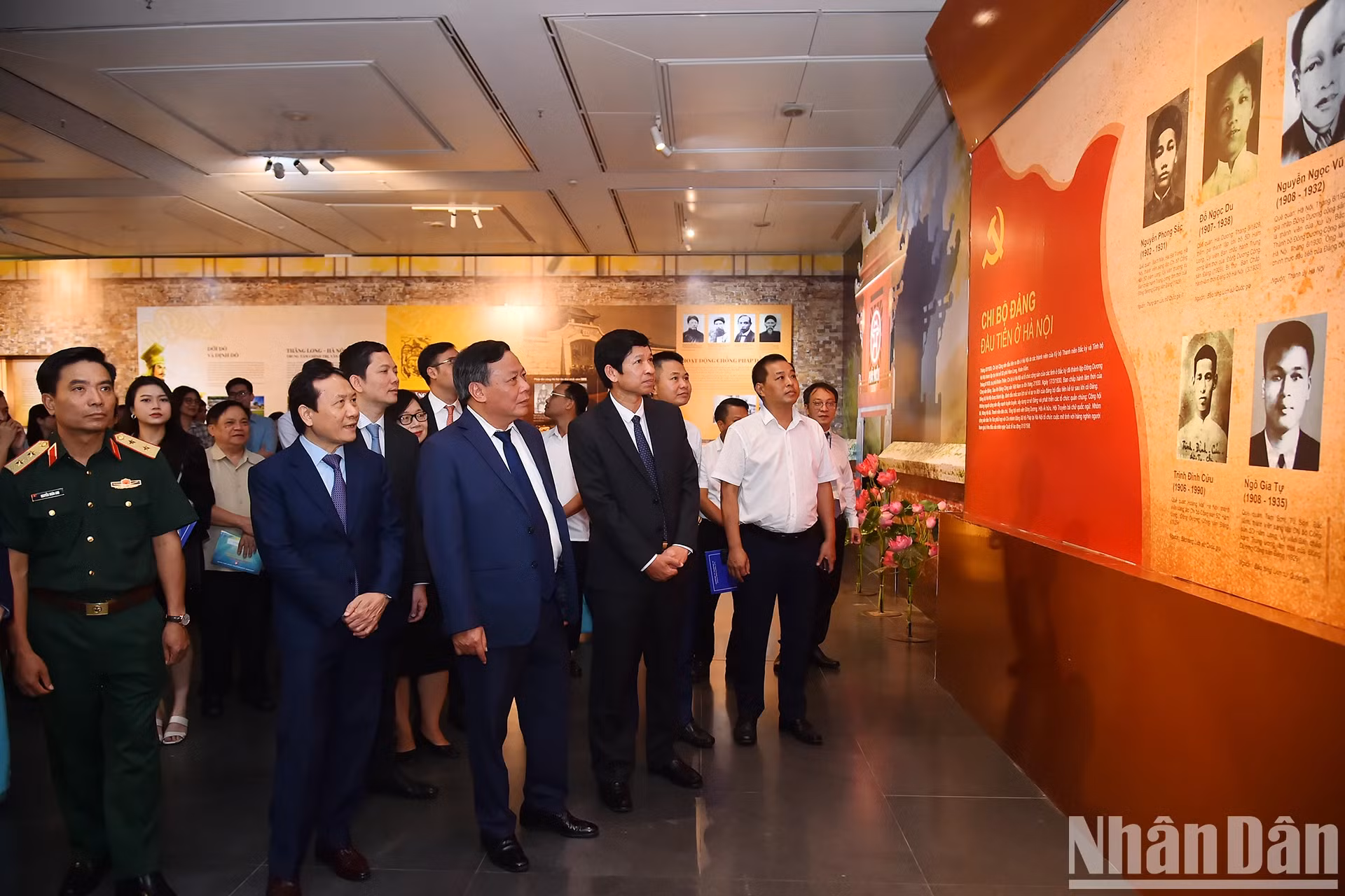 代表们在展览会上参观河内第一个党支部的展区。