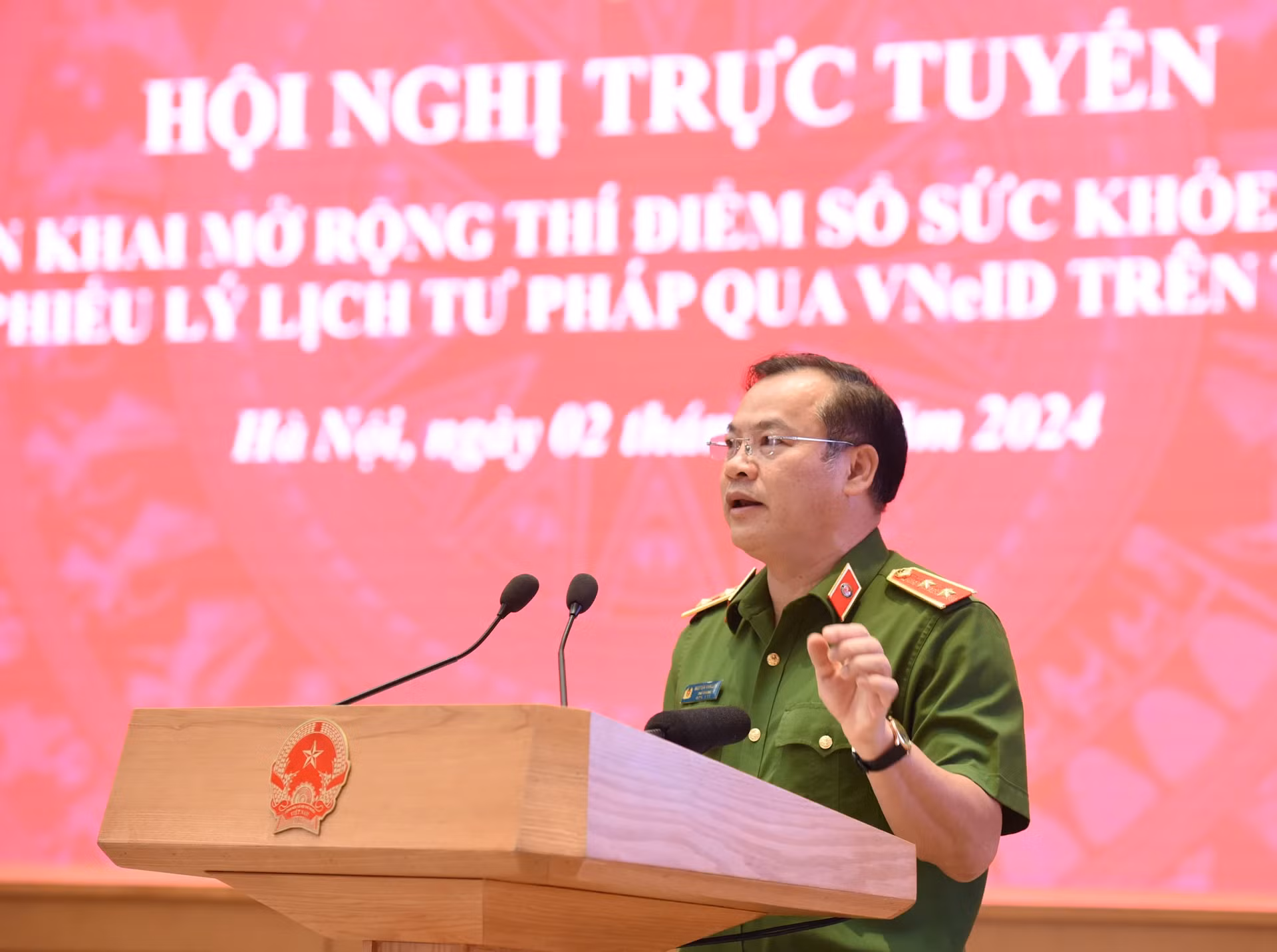 公安部副部长阮文龙中将在会上作报告。
