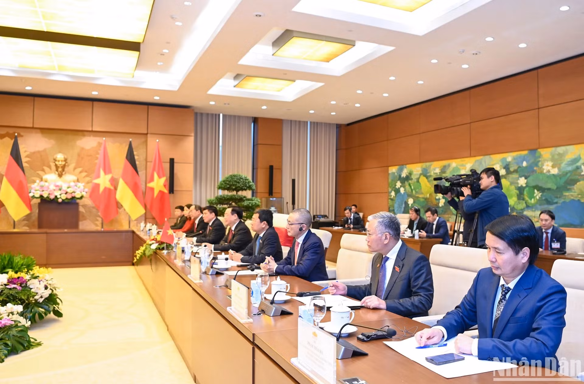国会主席王廷惠以及越南代表出席会见。