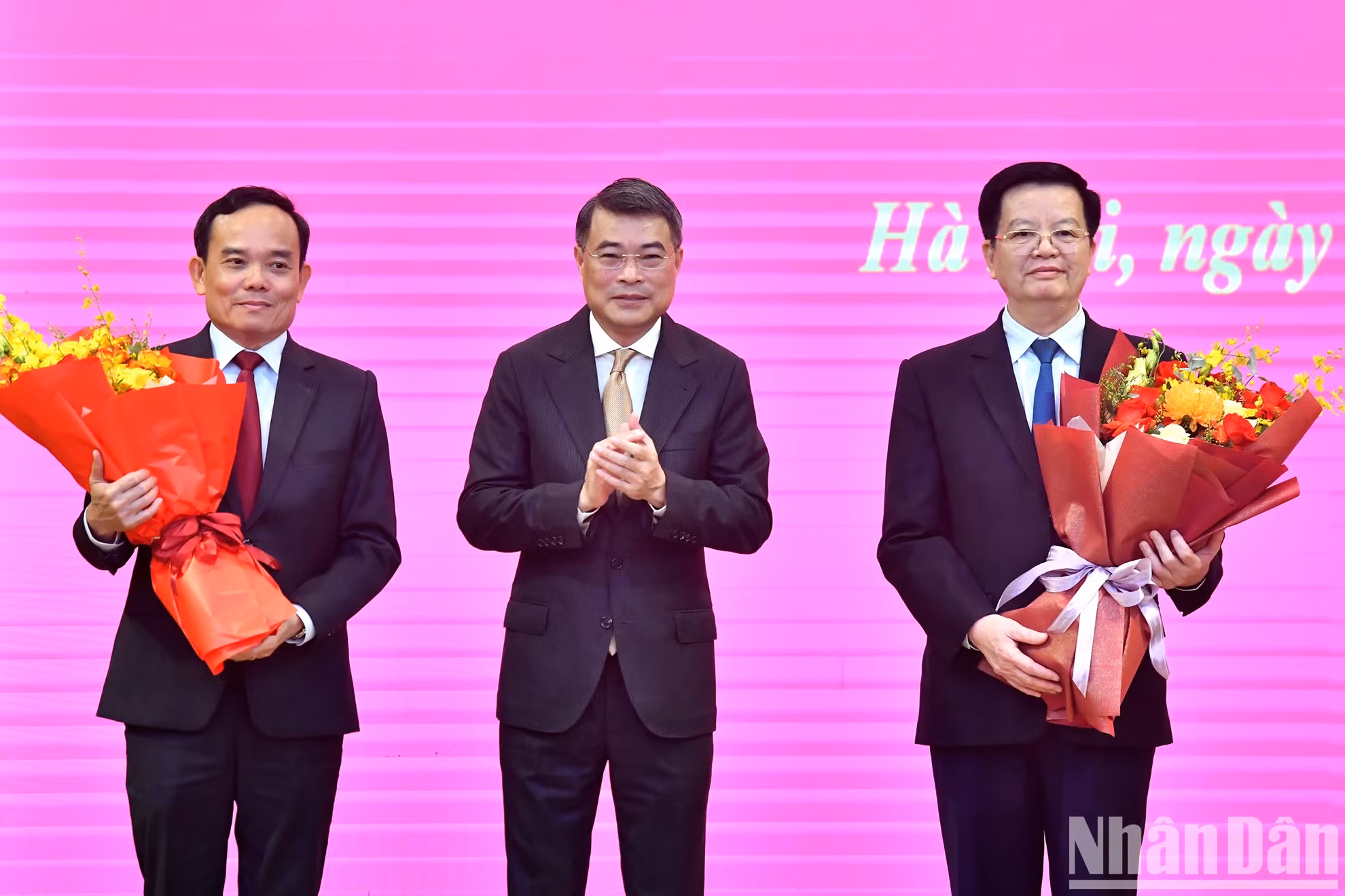 越共中央组织部部长黎明兴向陈流光同志和梅文正同志送花祝贺。