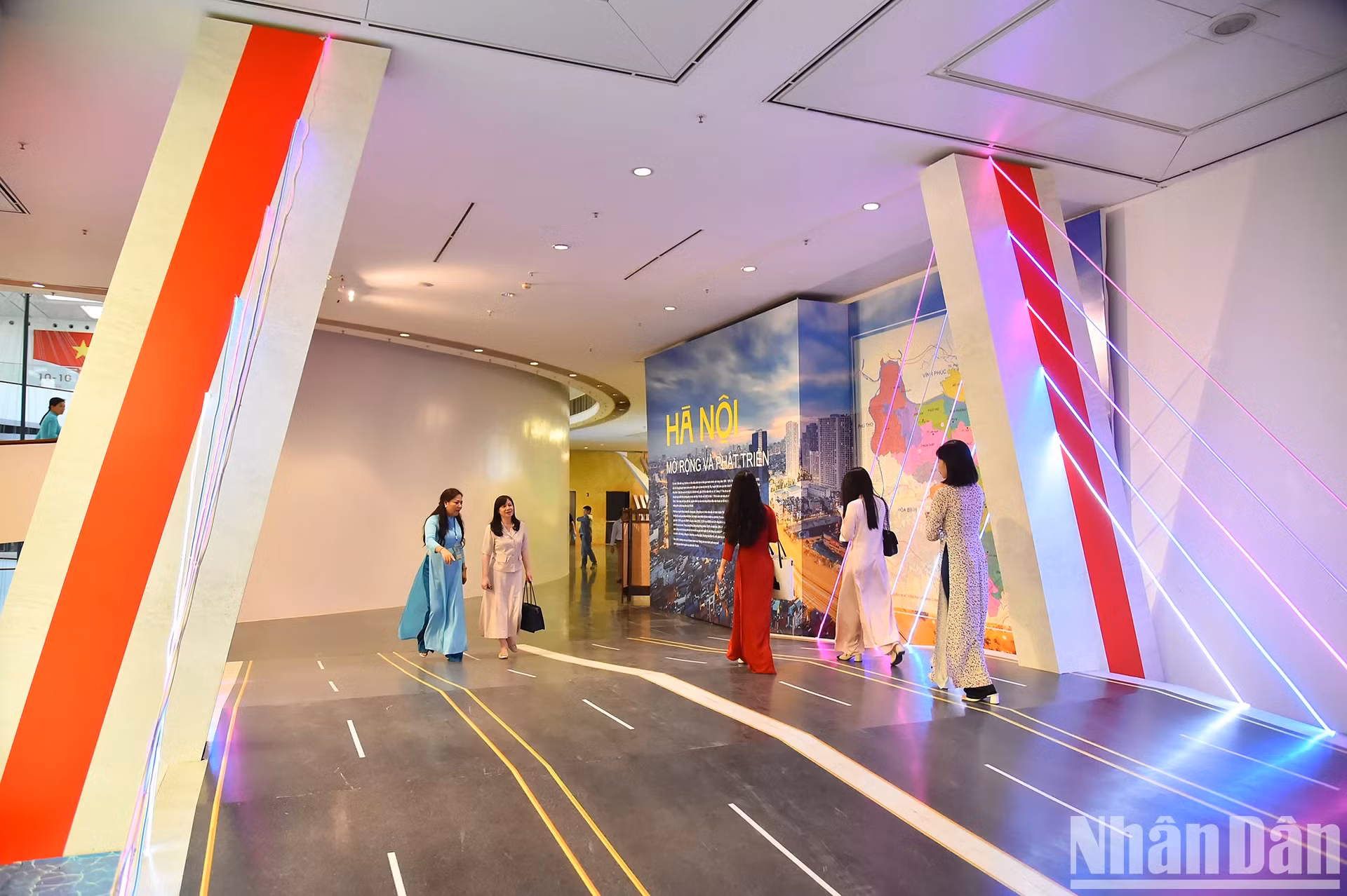 展览空间的主题为“河内——扩大与发展”，连接道路为越南最大的斜拉桥——日新桥。