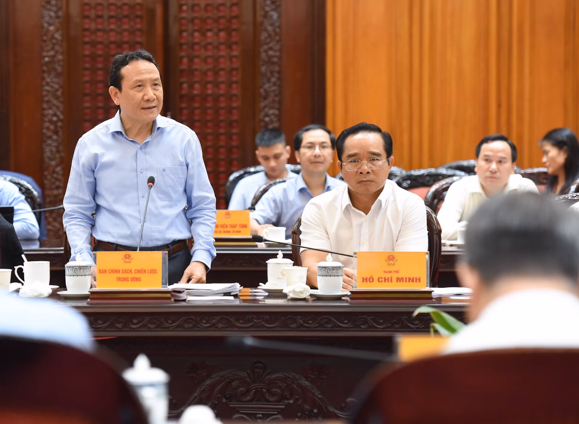 中央政策与战略委员会副主任阮鸿山发表讲话。