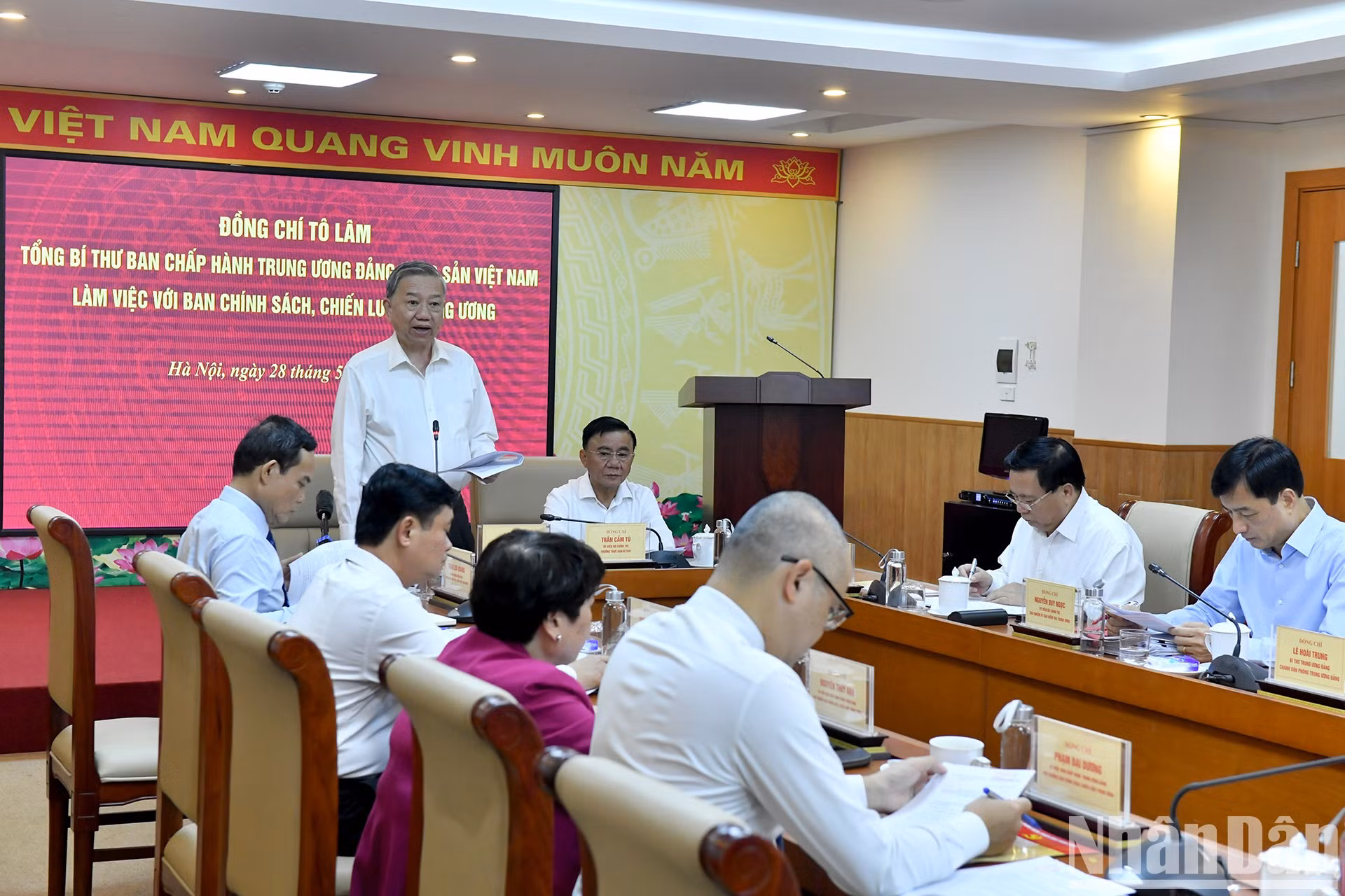 苏林总书记在会上发表讲话。