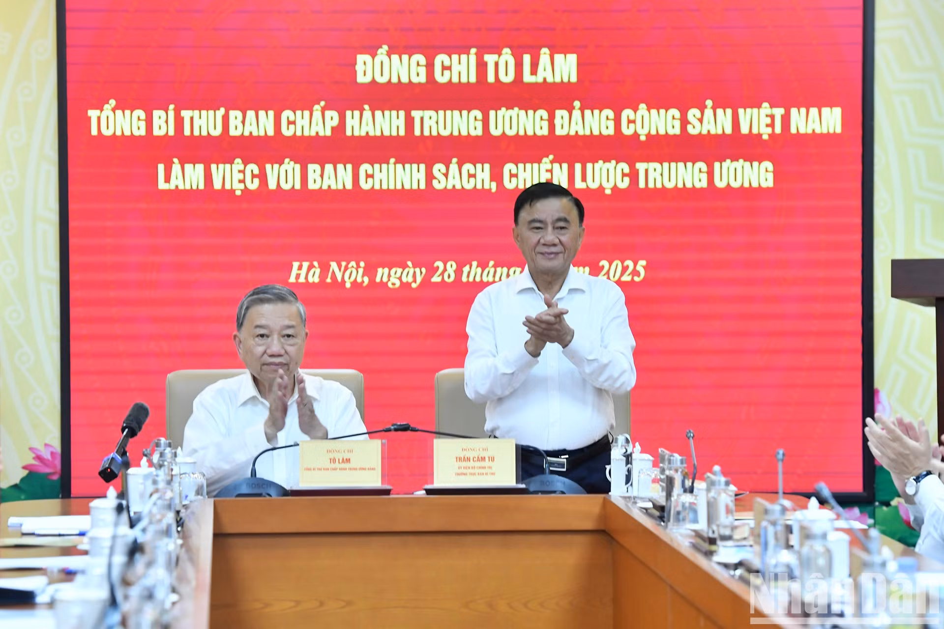 越共中央政治局委员、中央书记处常务书记陈锦秀共同主持会议。