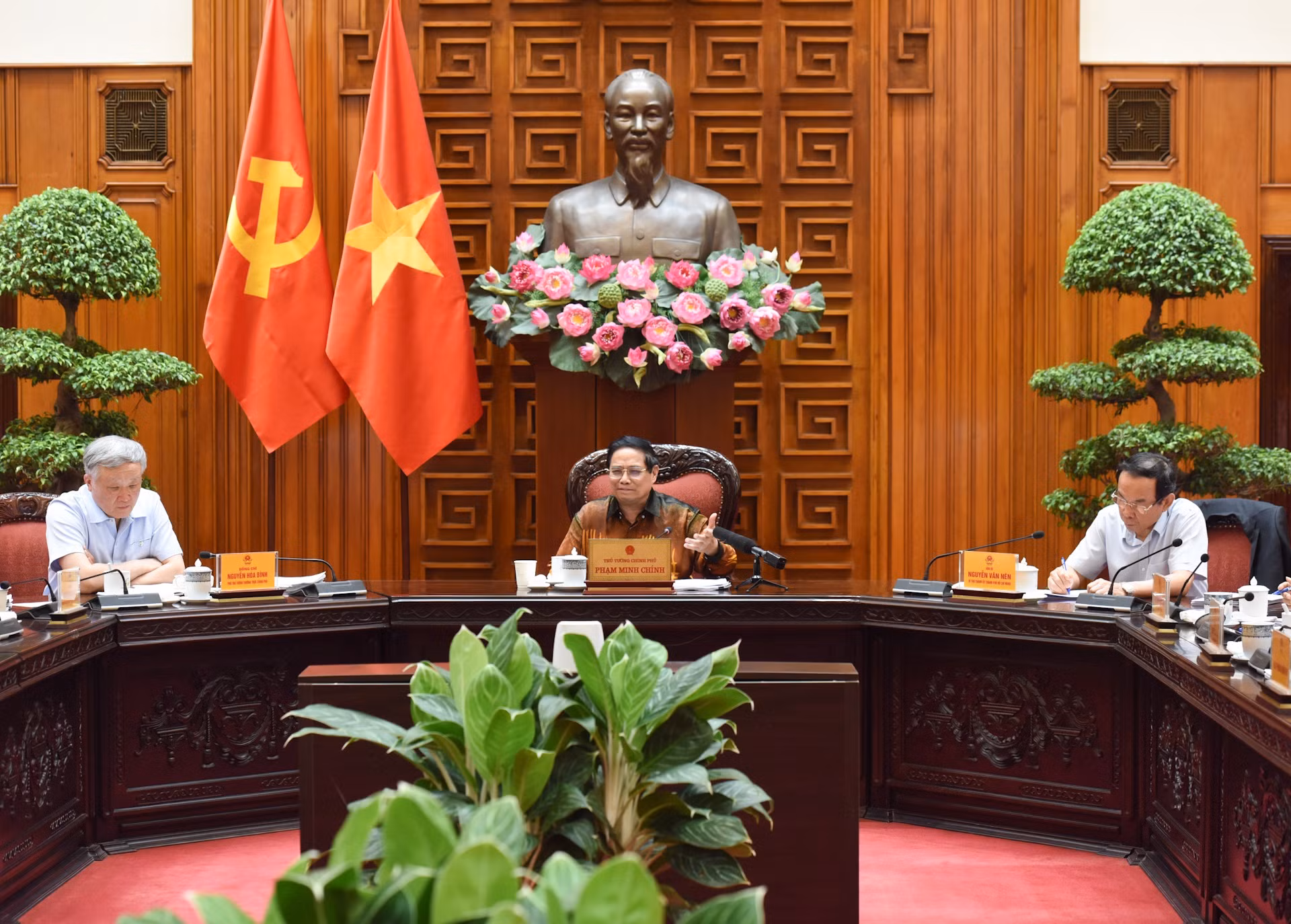越南政府总理范明正主持召开会议。