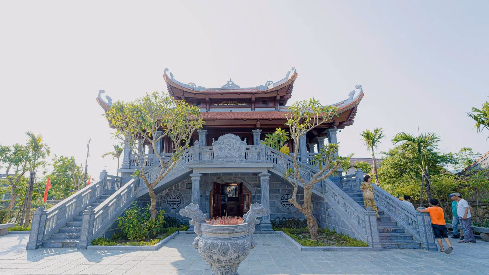 将纪念馆设计为两层结构也是为了有效应对丽水县每年经常发生的洪涝灾害。 将纪念馆设计为两层结构也是为了有效应对丽水县每年经常发生的洪涝灾害。