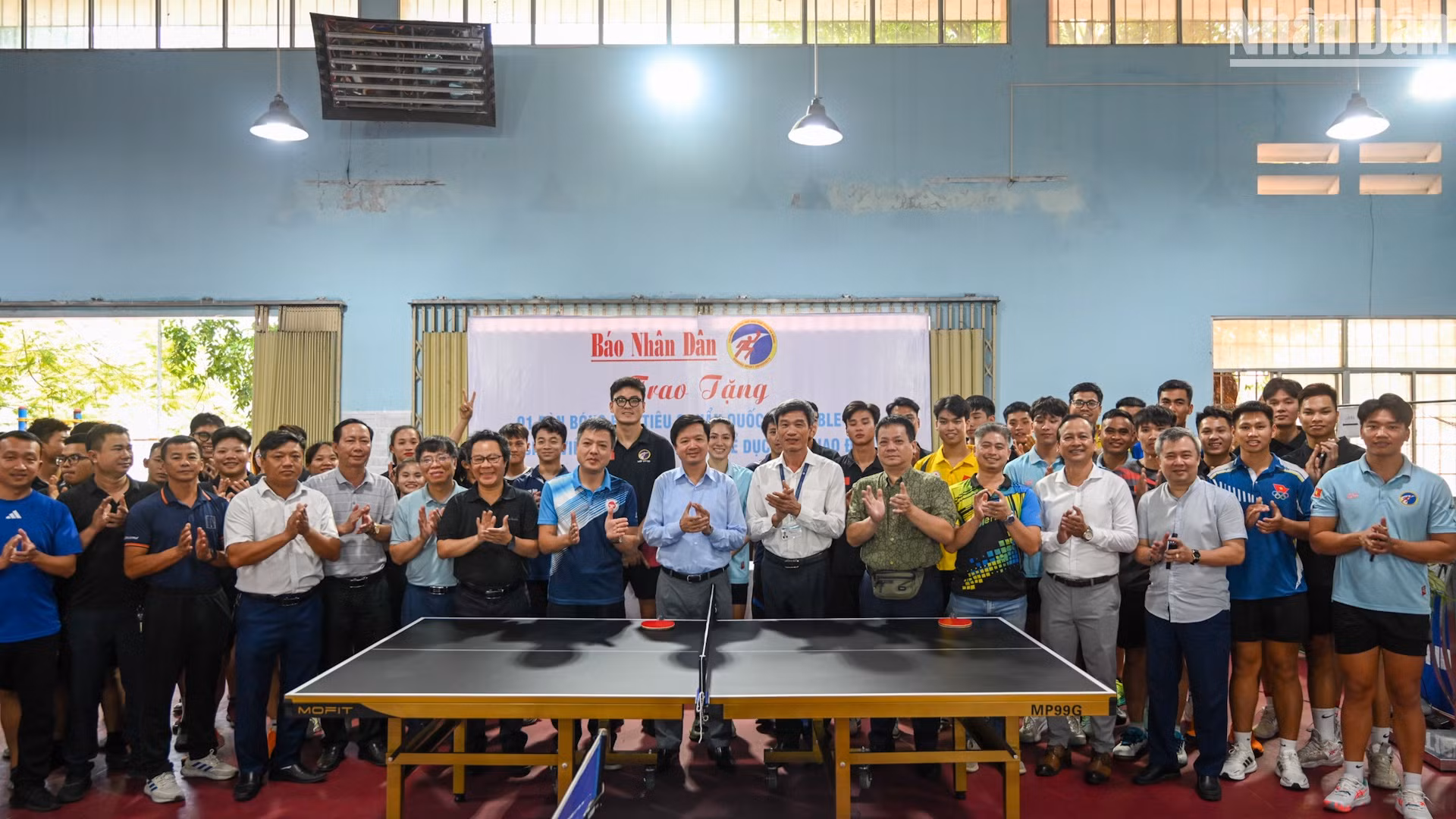 组委会向岘港体育大学赠送乒乓球桌。
