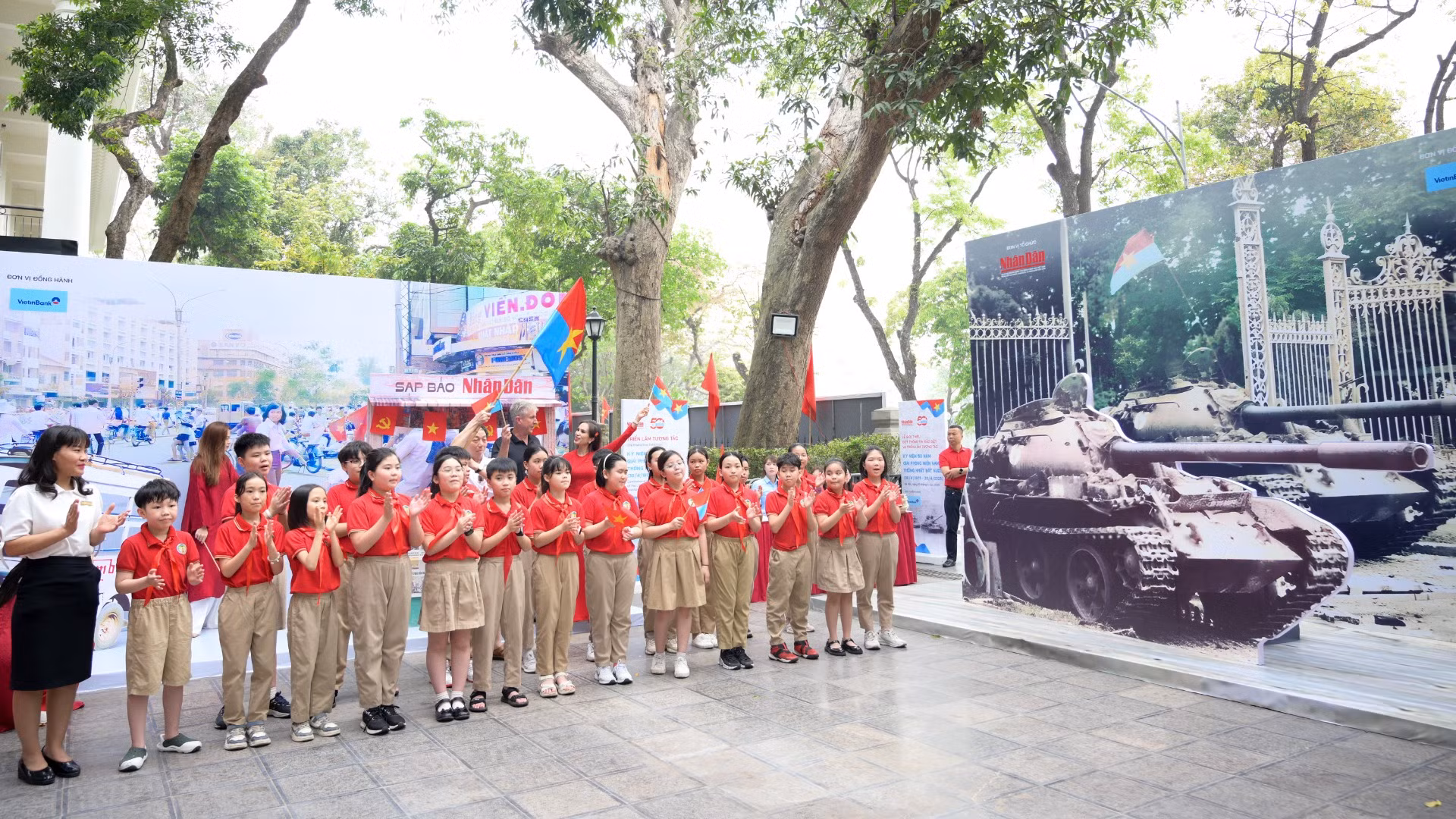 众多游客参观由《人民报》社举办的庆祝南方解放和国家统一50周年互动展览【组图】