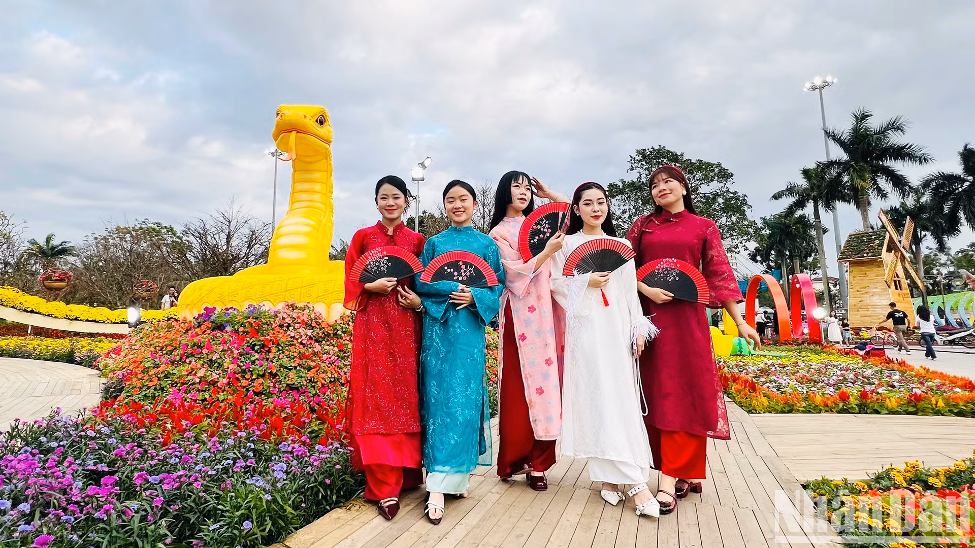 蛇形吉祥物吸引了众多民众前来参观、打卡。