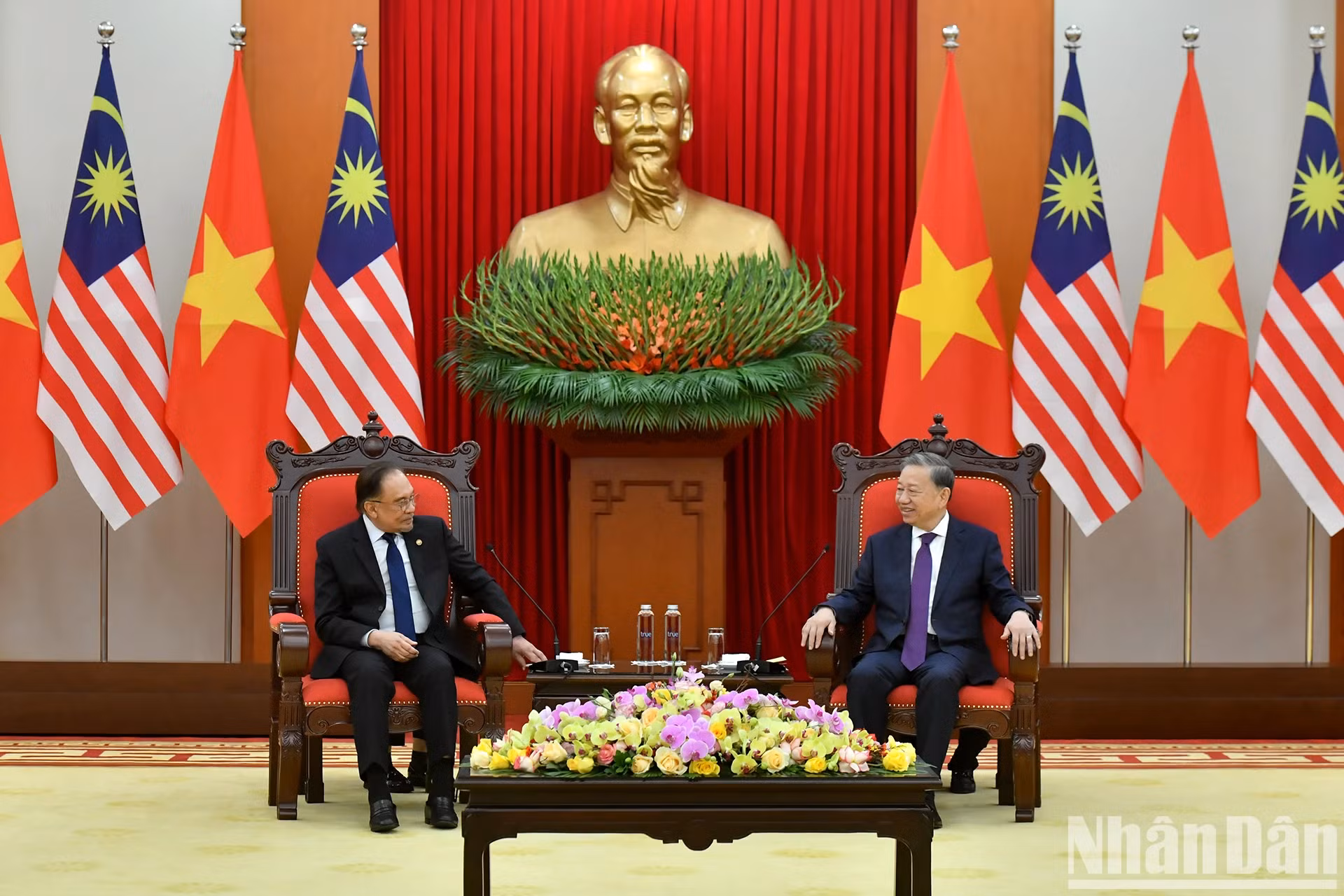 越共中央总书记苏林会见马来西亚总理安瓦尔·易卜拉欣。