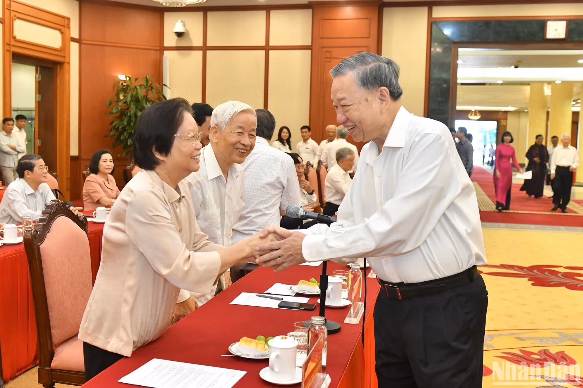 越共中央总书记、国家主席苏林与与会代表一一握手。
