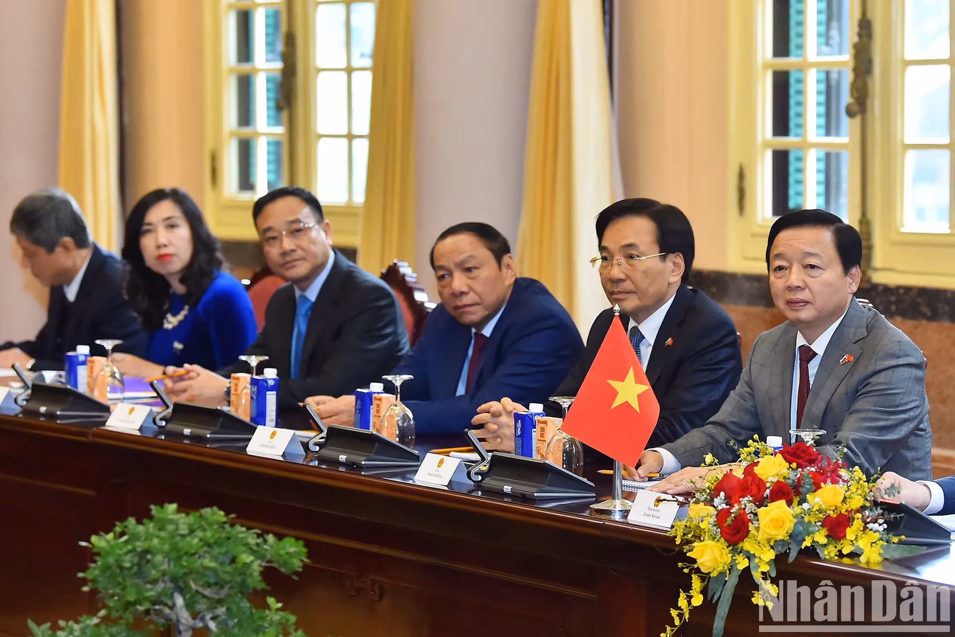 政府副总理陈红河与各位代表。