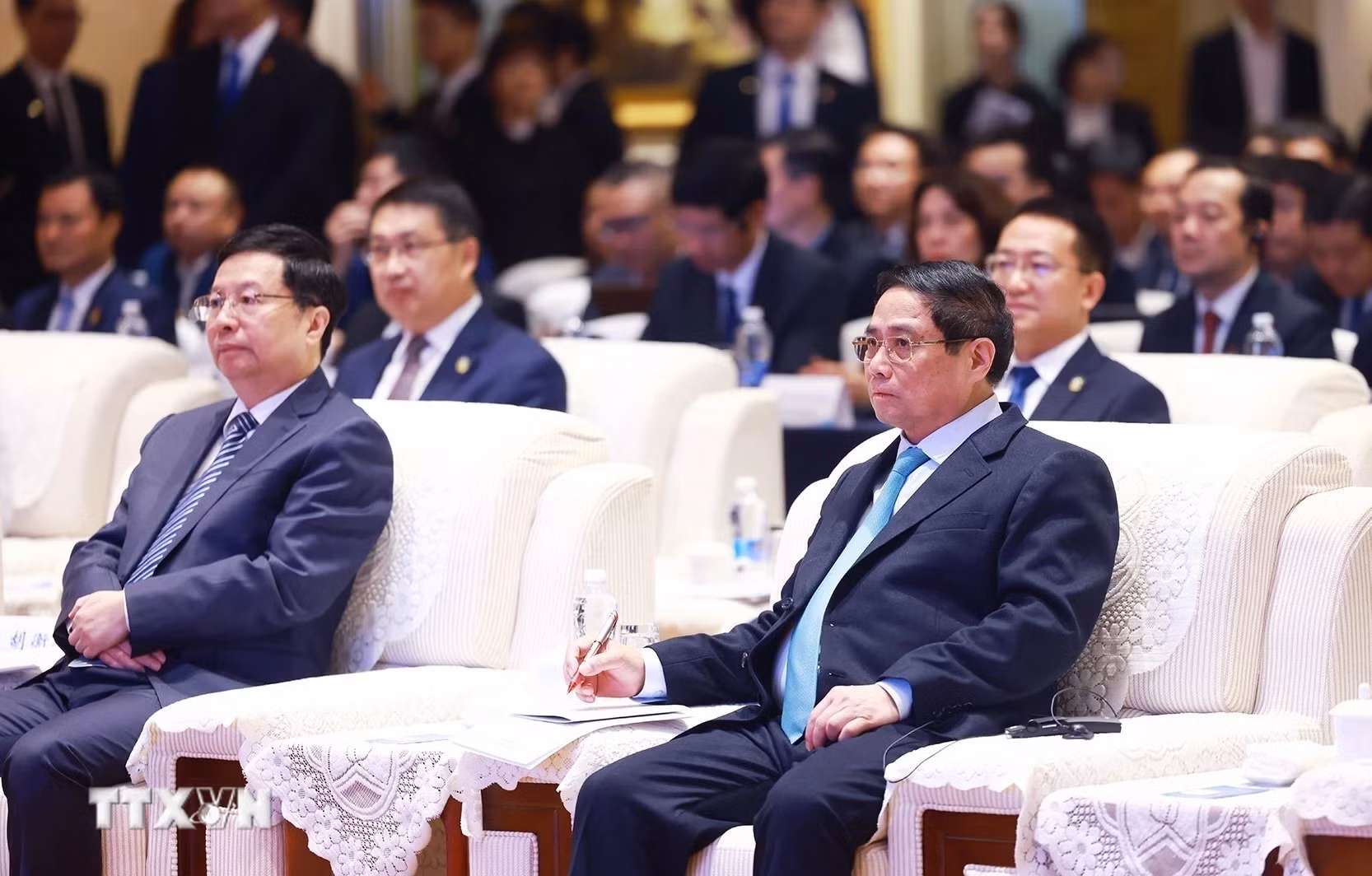 越南政府总理范明正出席越中企业家座谈会。