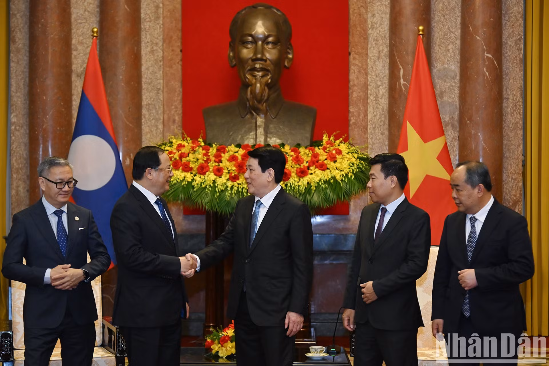 越南国家主席梁强与老挝政府总理宋赛·西潘敦交谈。