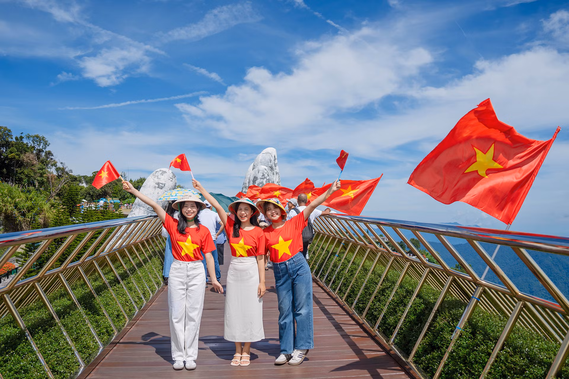 岘港市的旅游景点也挂满了红旗。(武明郡 摄) 岘港市的旅游景点也挂满了红旗。(武明郡 摄)